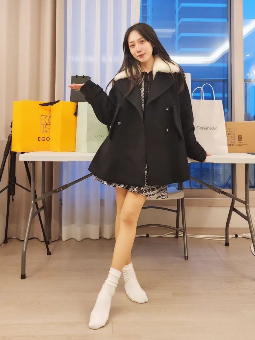 Millo Archive All Day Cotton Logo Socks Cream, (W) Moncler Plaid Tweed Dress Black White - 23FW 착용 스타일