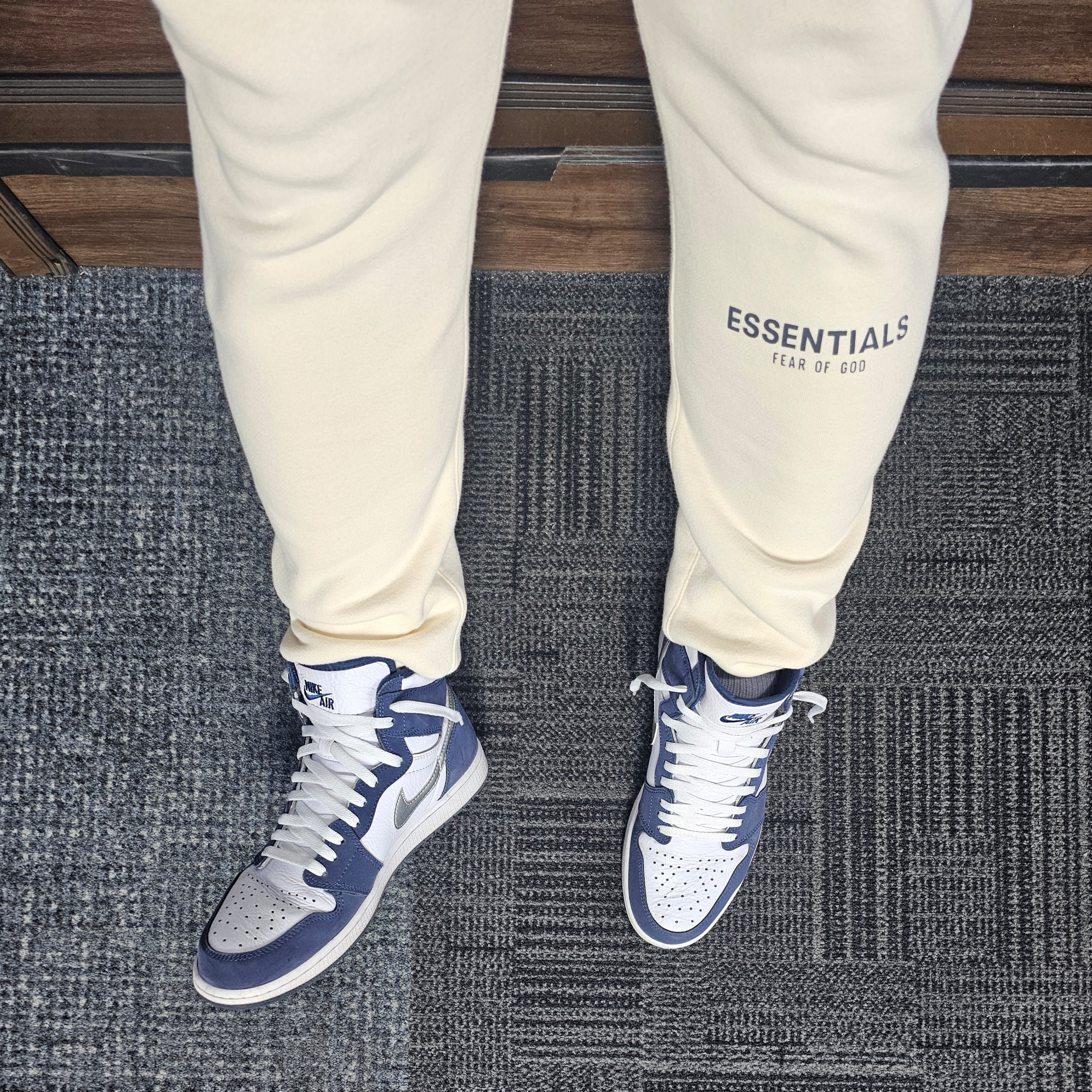 Essentials Sweatpants Buttercream 2020, Jordan 1 Retro High OG CO.JP Midnight Navy 착용 스타일