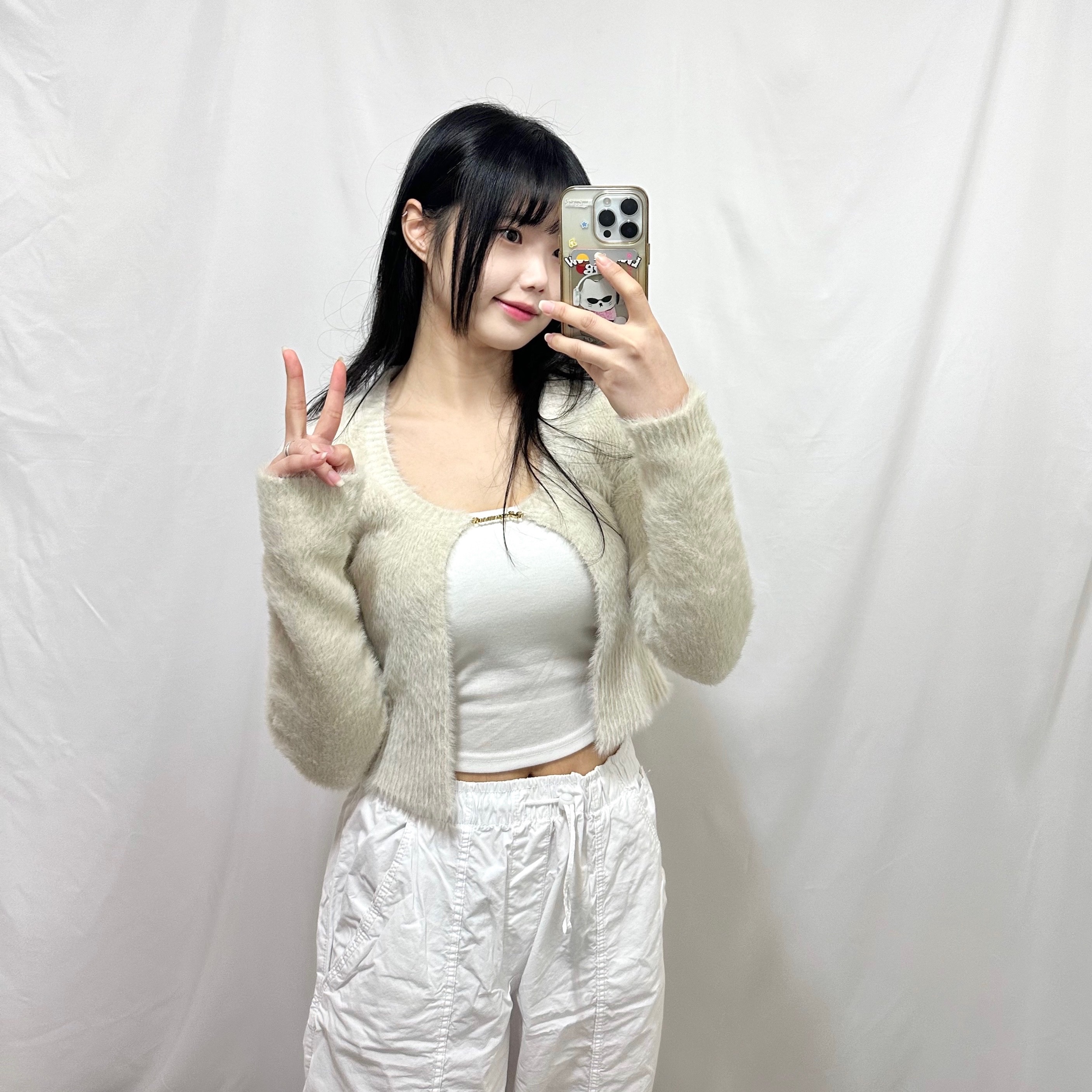 (W) Jacquemus La Maille Neve Manches Longues Fluffy Charm Logo Long Sleeve Cardigan Off White 착용 스타일