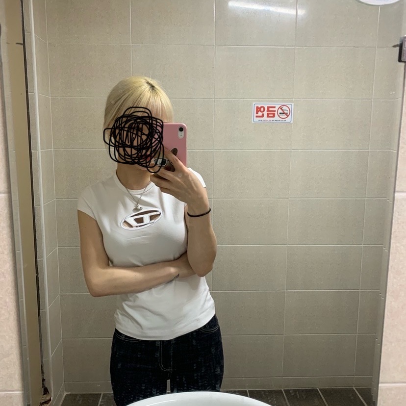 (W) 디젤 T-안지 피카부 로고 티셔츠 화이트 착용 스타일