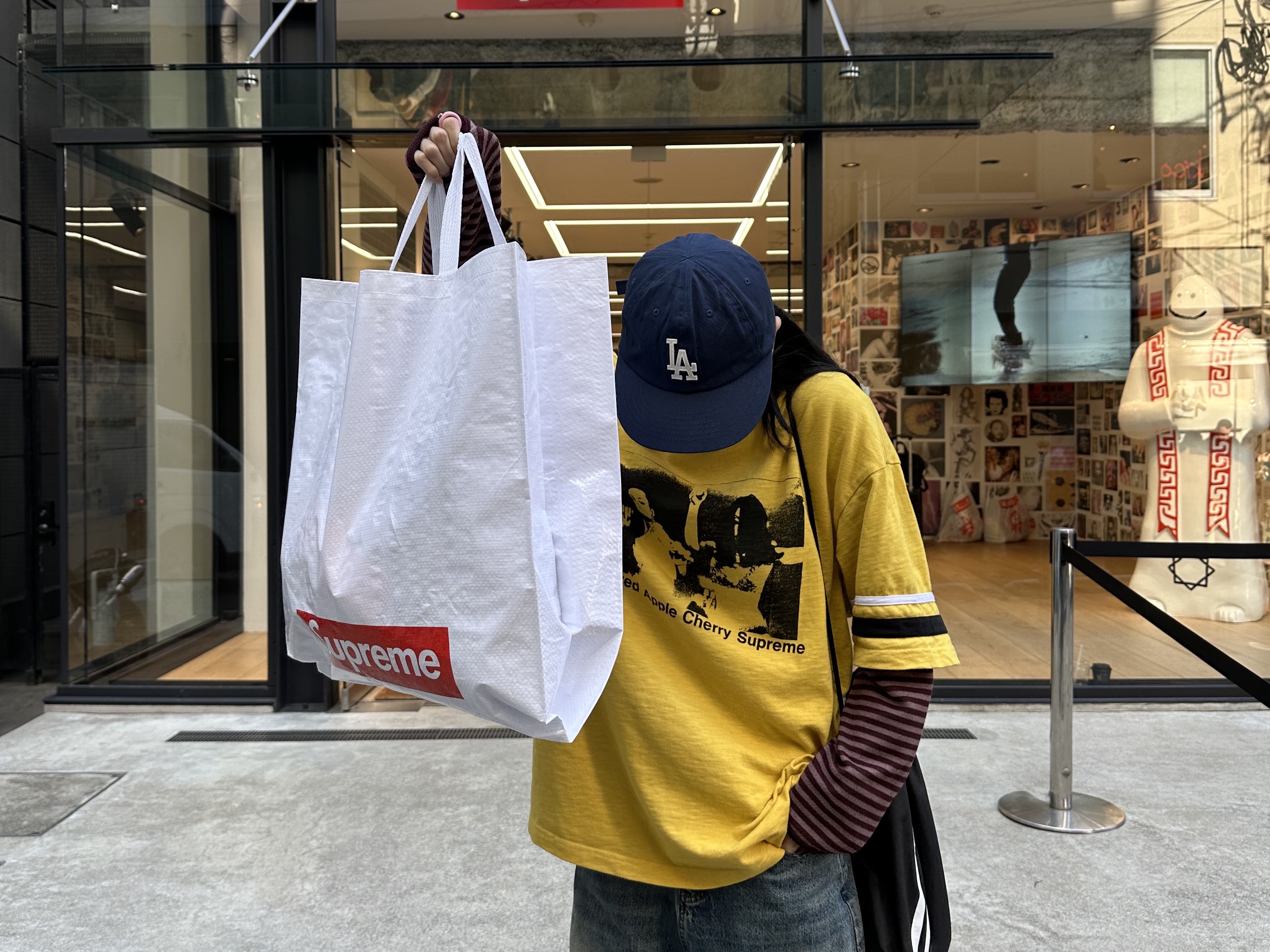 Supreme Plaid Wool Hooded Work Jacket Black - 23FW, Supreme Glazed Athletic S/S Top Yellow - 23FW 착용 스타일 - 1