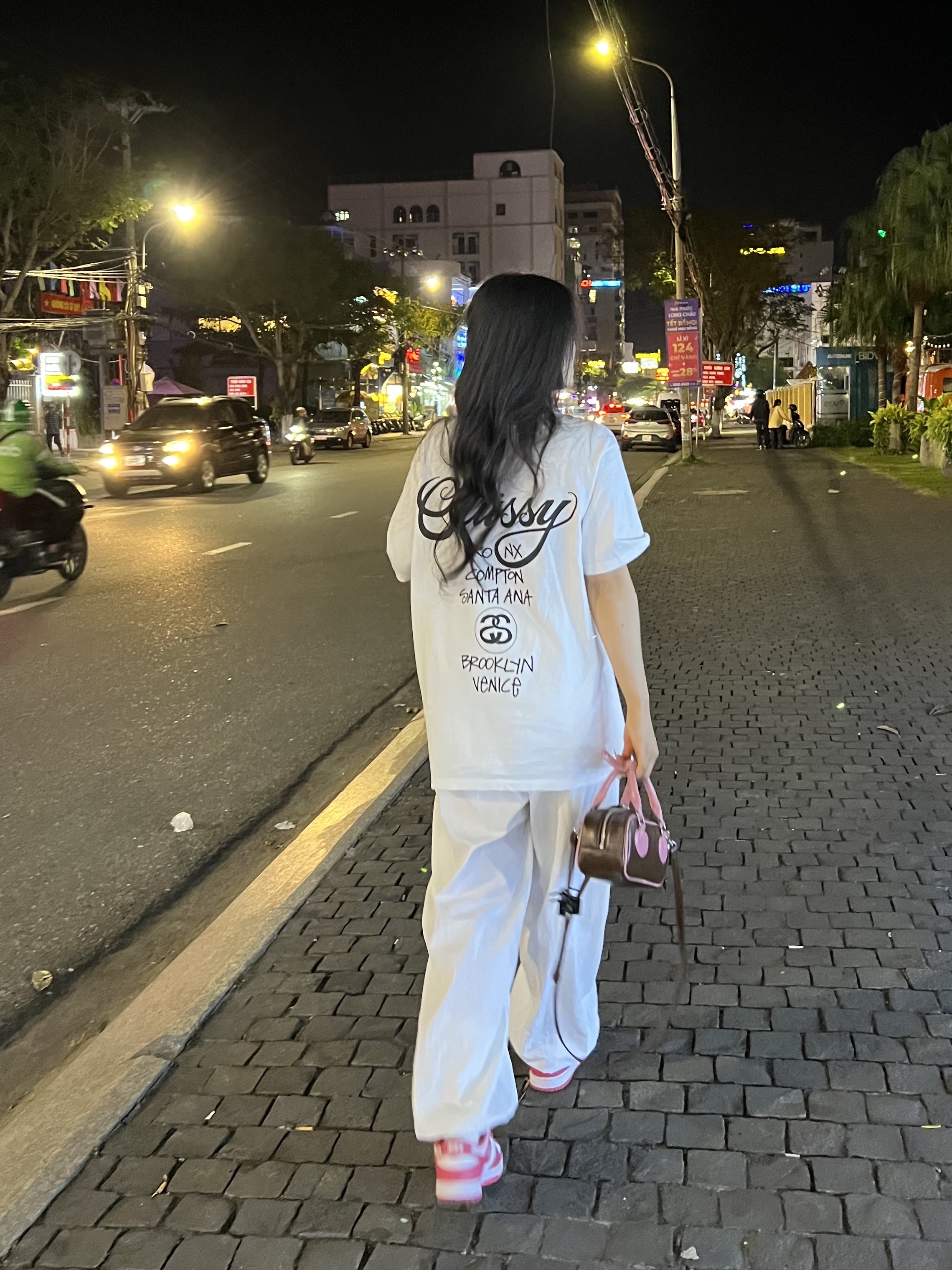 (W) Nike Dunk Low Archeo Pink, Stussy World Tour T-Shirt White 2023 착용 스타일 - 3