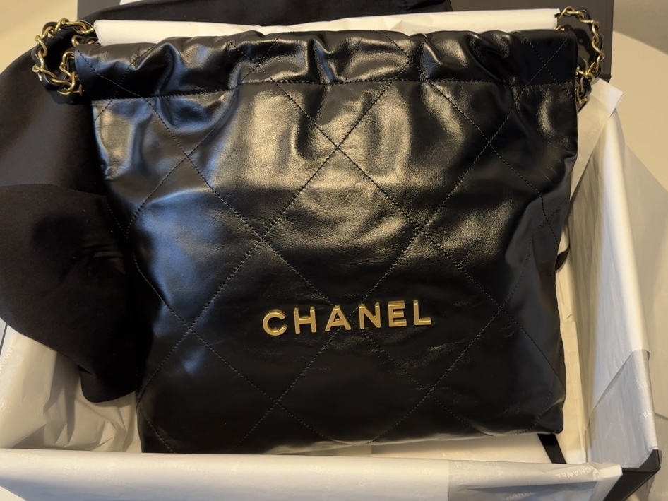 Chanel 22 Small Handbag Shiny Calfskin & Gold Black 착용 스타일