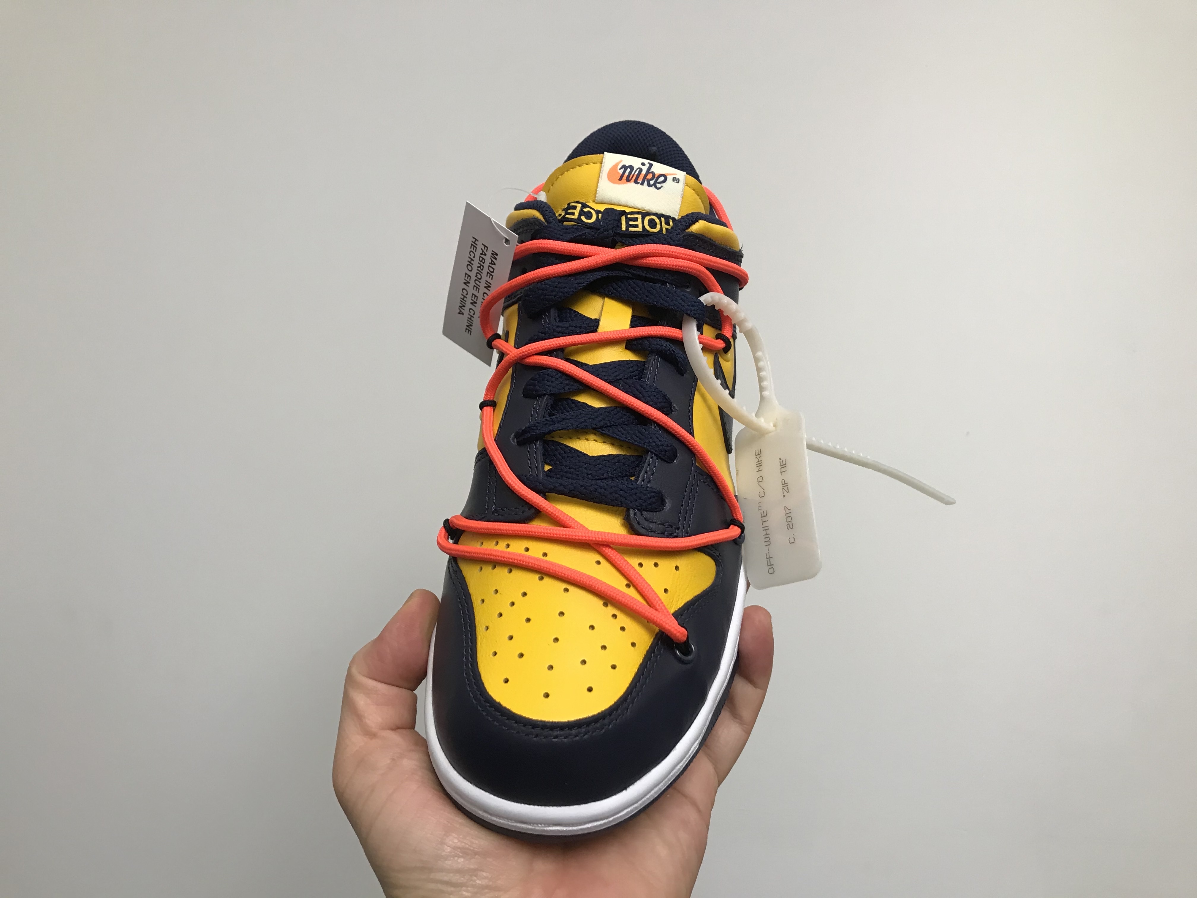 Nike x Off-White Dunk Low University Gold Midnight Navy 착용 스타일 - 4