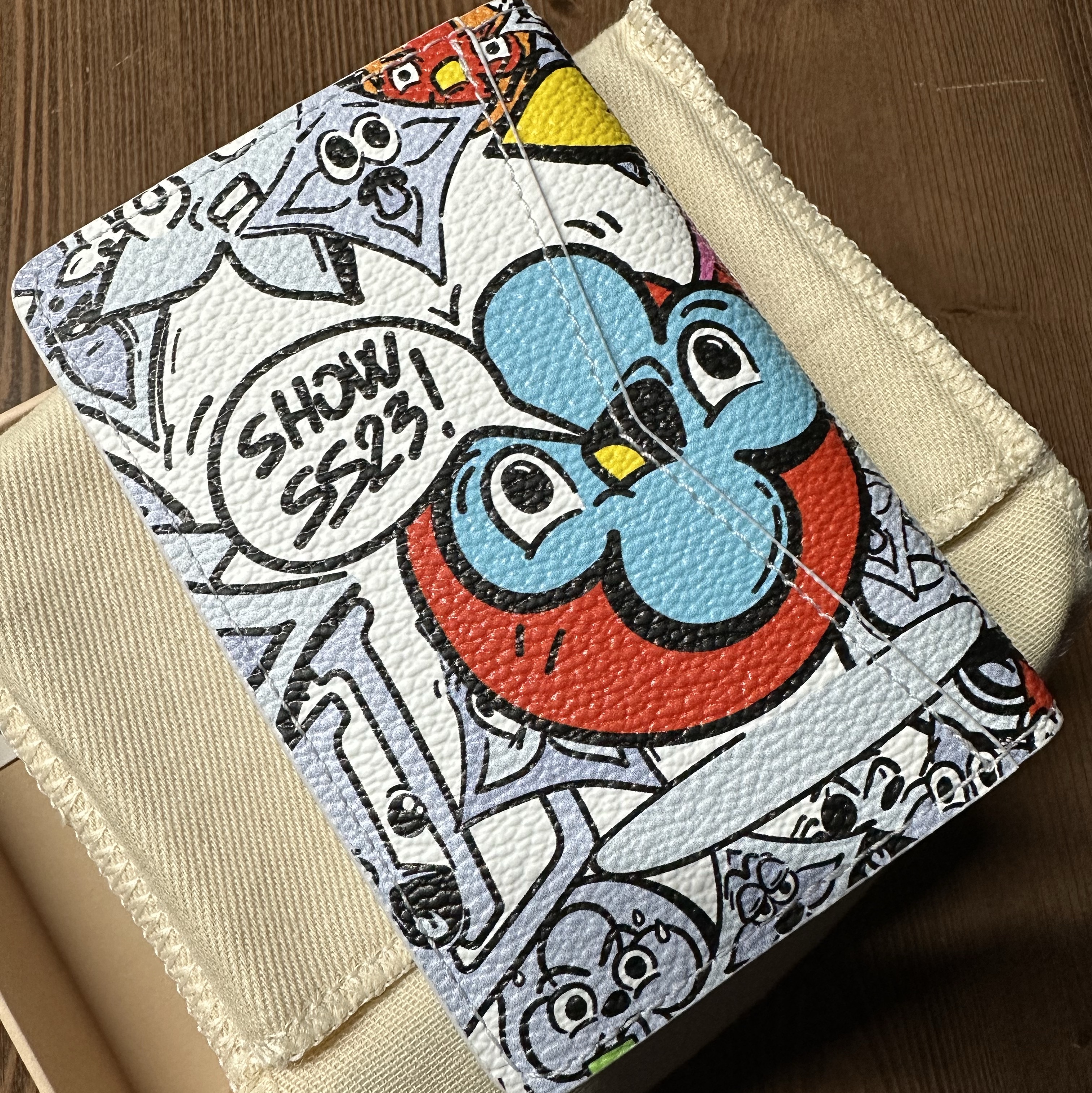 Louis Vuitton Pocket Organizer Monogram Comics Coated Canvas 착용 스타일 - 2