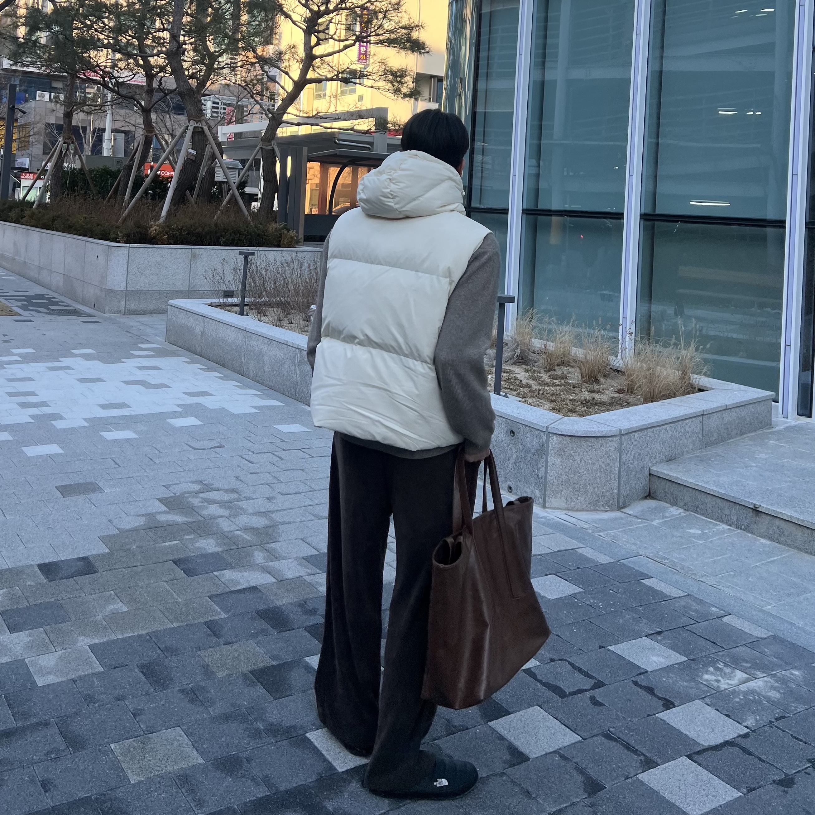 The North Face Nuptse Mule Black 착용 스타일 - 4
