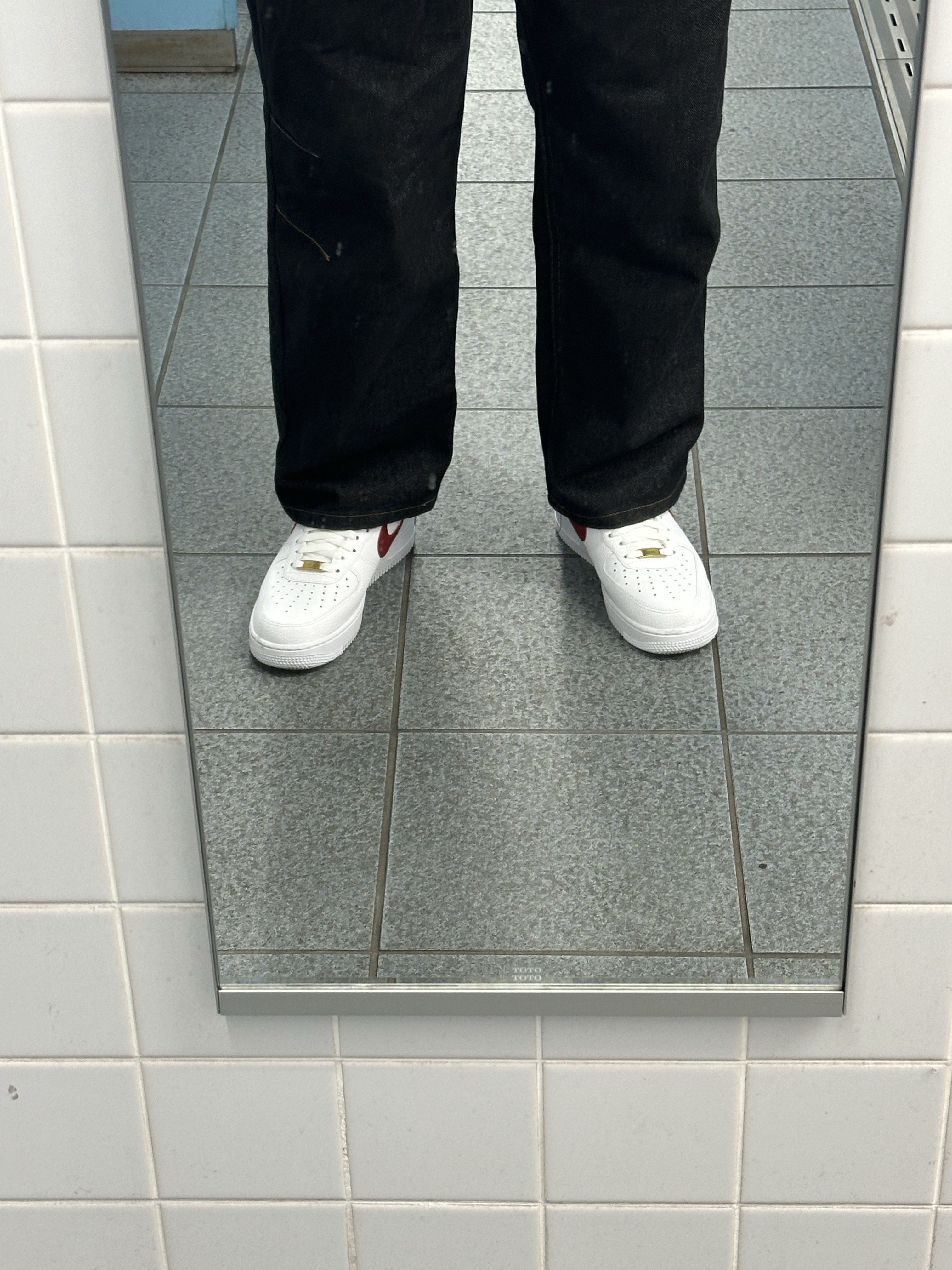 Nike Air Force 1 '07 Low White Team Red 착용 스타일 - 2