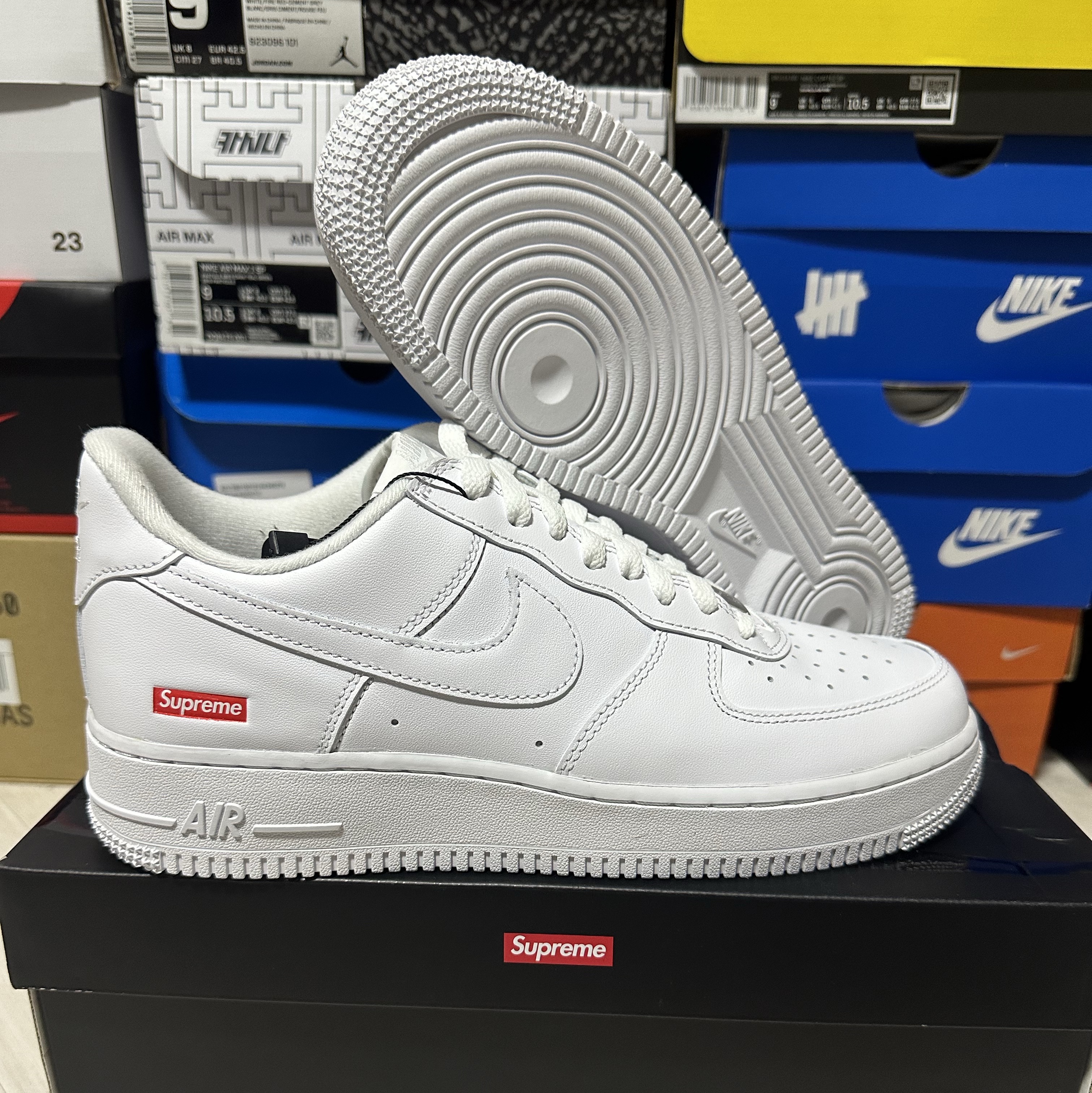 Nike x Supreme Air Force 1 Low White, Nike x Supreme Air Force 1 Low Black 착용 스타일 - 1