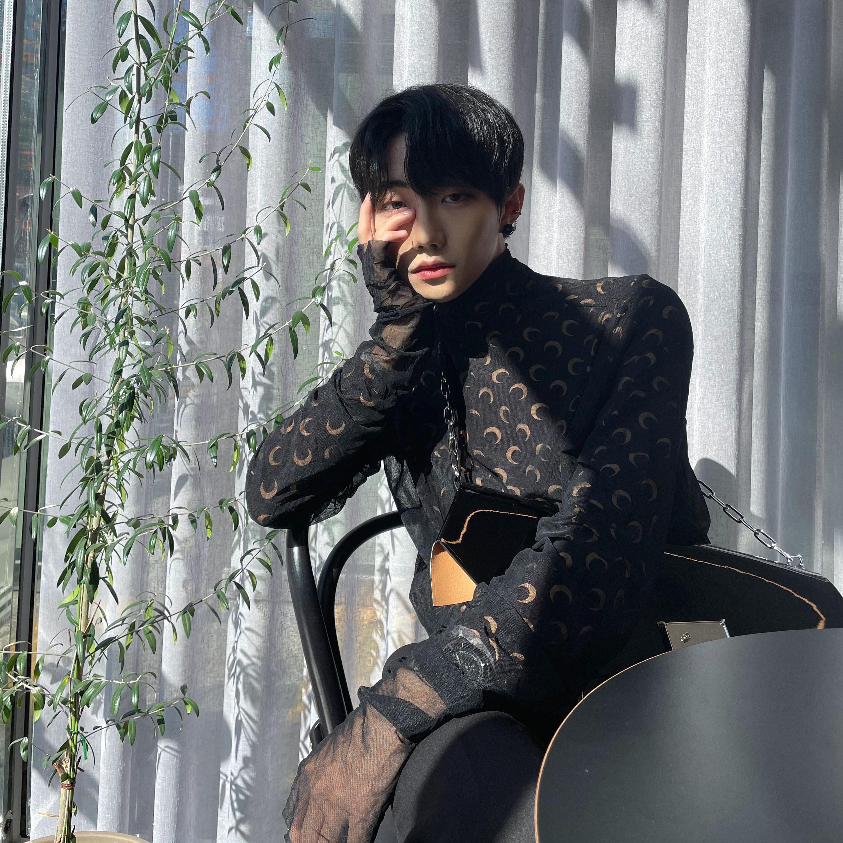 (W) Marine Serre Regenerated All Over Moon Jersey Second Skin Top Tan Moon, Maison Margiela Snatched Large Shoulder Bag Black 착용 스타일 - 2