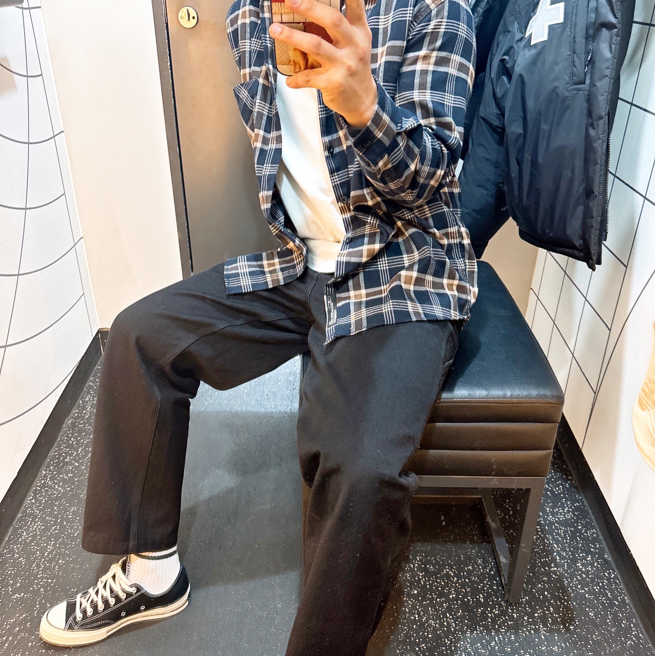 Converse Chuck 70 Ox Black - Standard, Carhartt WIP Smith Denim Single Knee Pants Black Stone Washed 착용 스타일 - 1