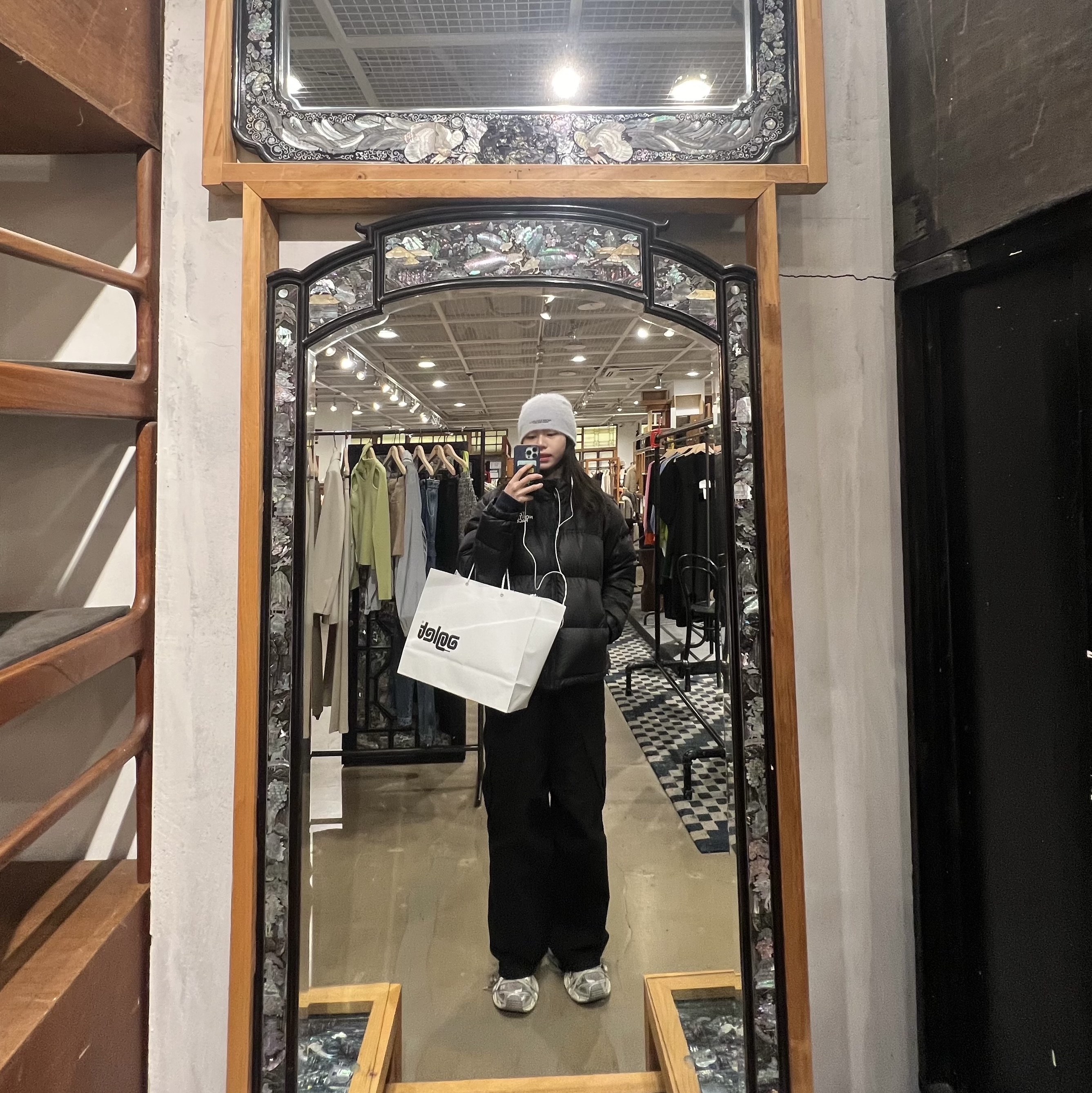 (W) Balenciaga 3XL Sneakers Light Beige 착용 스타일 - 1