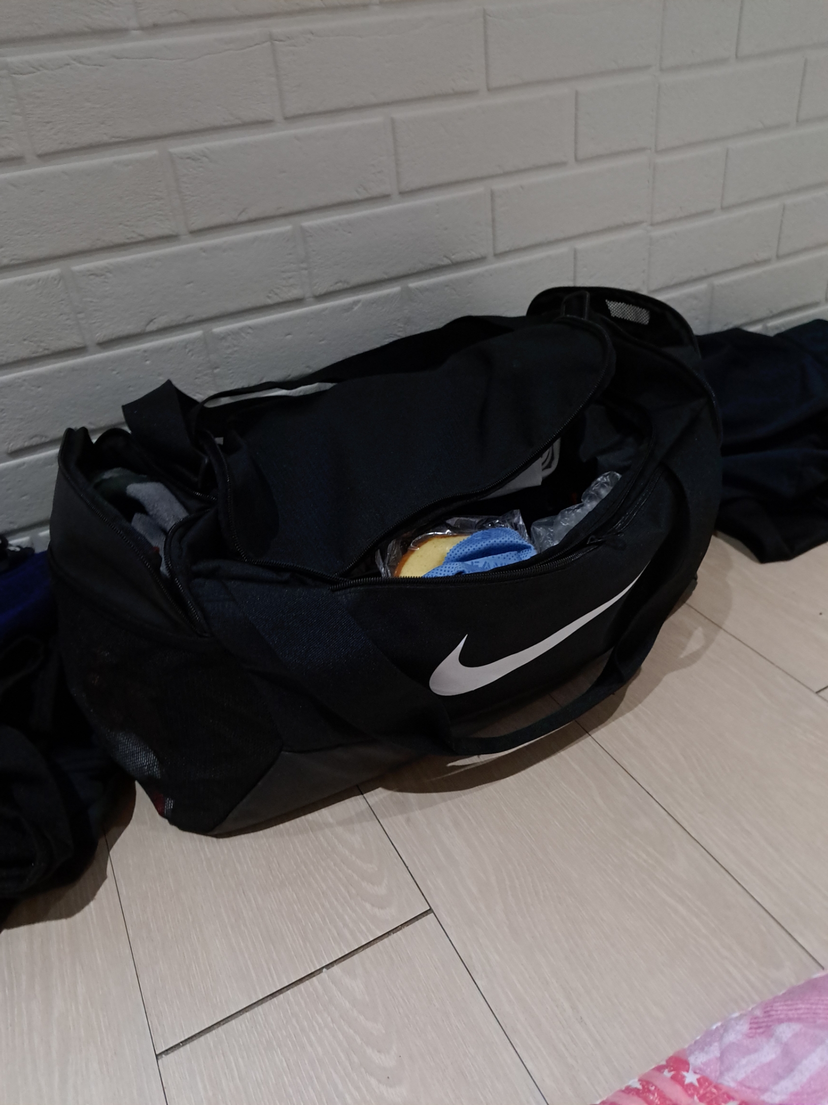 Nike Brasilia 9.5 Training Duffle Bag Small 41L Black 착용 스타일 - 3