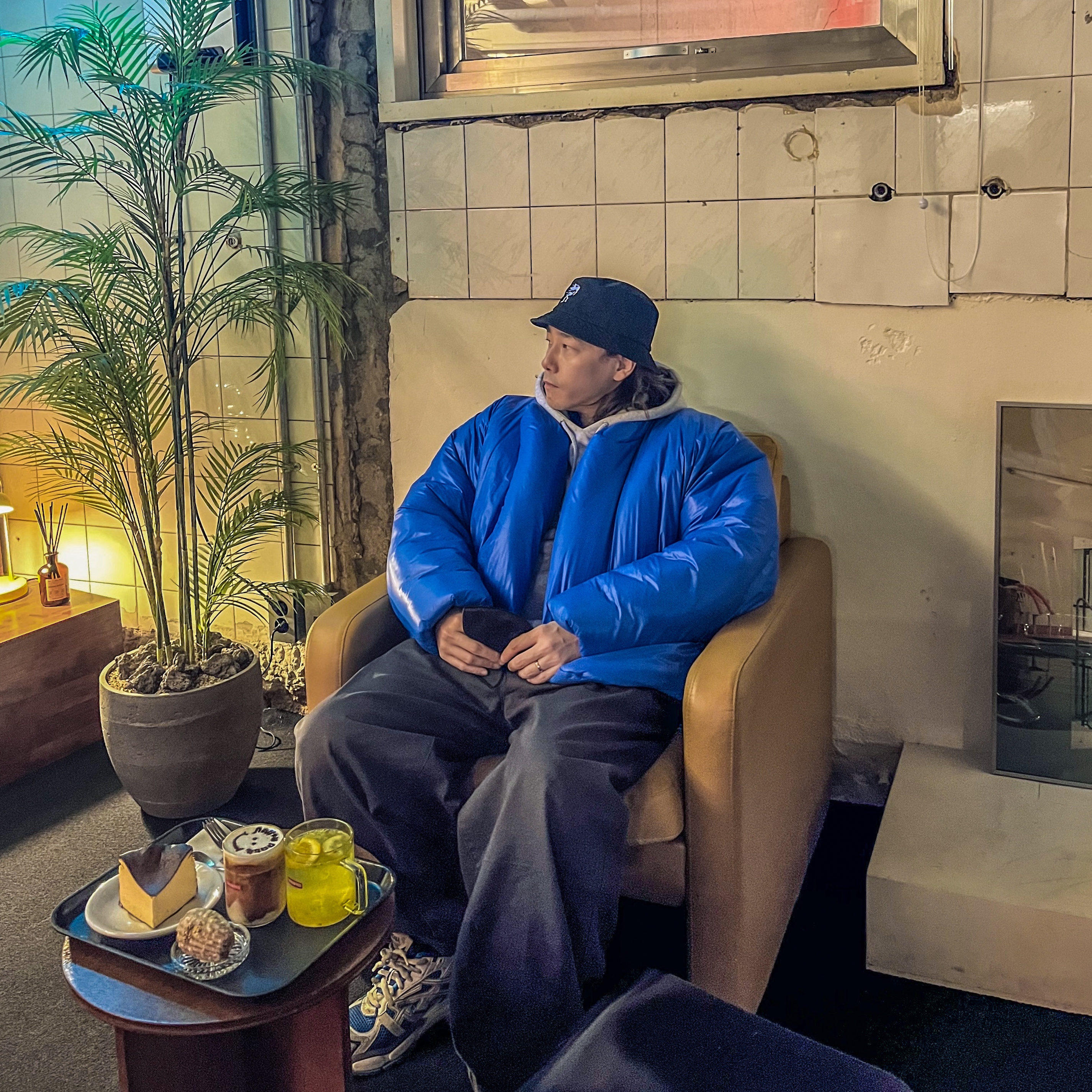 Yeezy Gap Round Jacket Blue, Balenciaga Runner Sneakers Blue White 착용 스타일