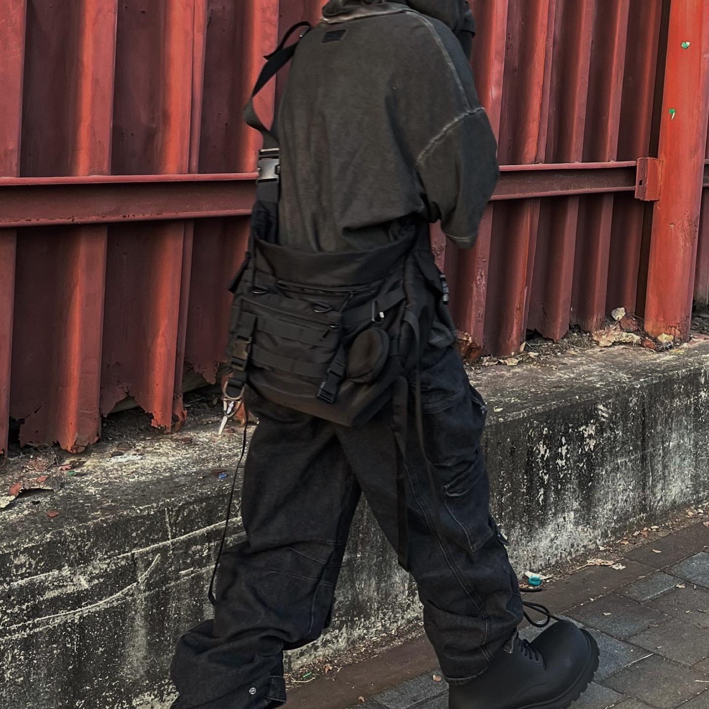 Balenciaga XL Army Boots Full Eva Black 착용 스타일 - 3