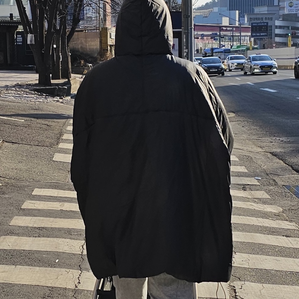 Yeezy Gap Engineered By Balenciaga T-Cut Puffer Parka Black 착용 스타일 - 2