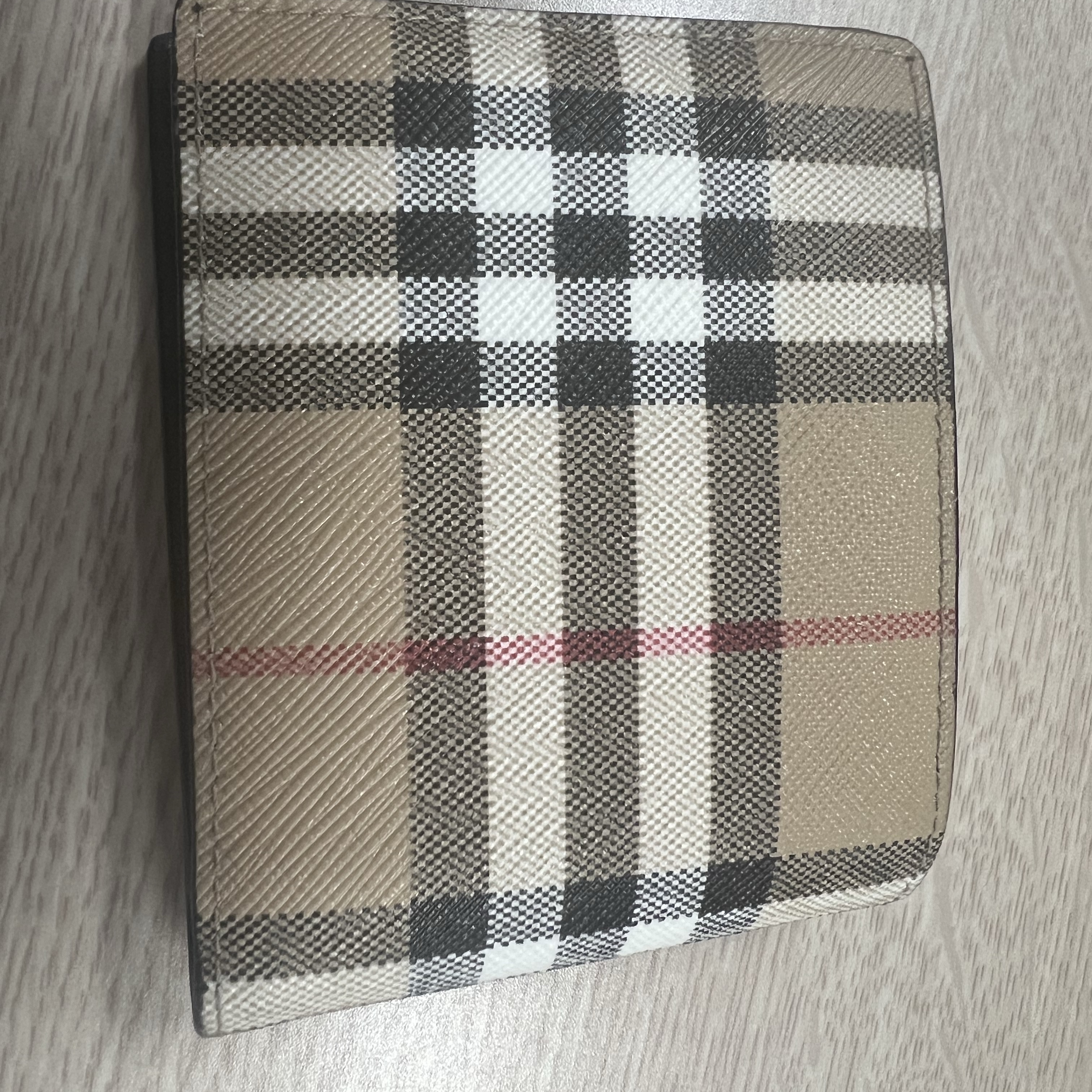 Burberry Vintage Check and Leather Slim Bifold Wallet Archive Beige 착용 스타일