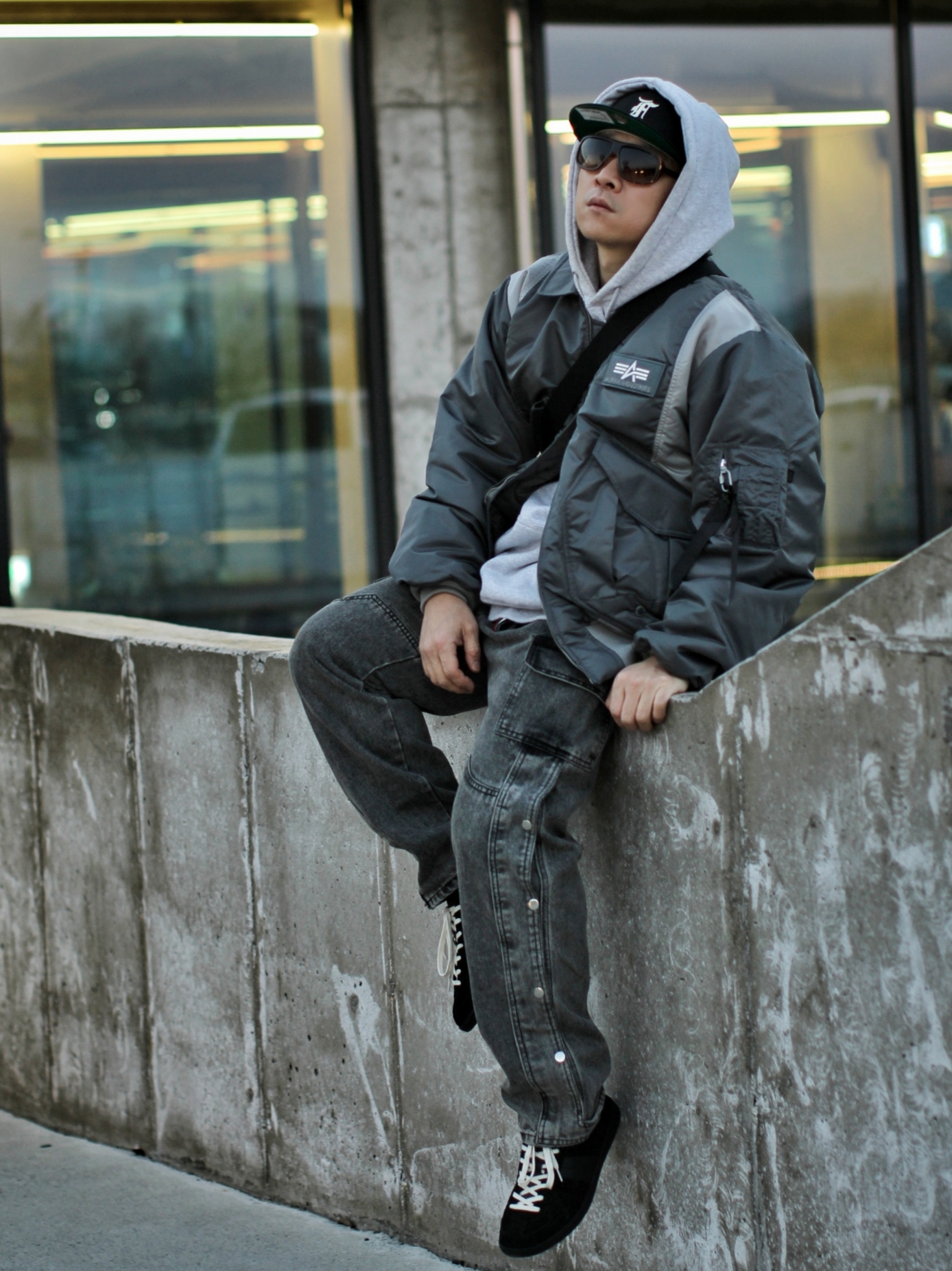 Sansan Gear x Alpha Industries CWU 45/P Flight Jacket Stone Silver - 23FW, Essentials x New Era Sized Cap Black 착용 스타일 - 2