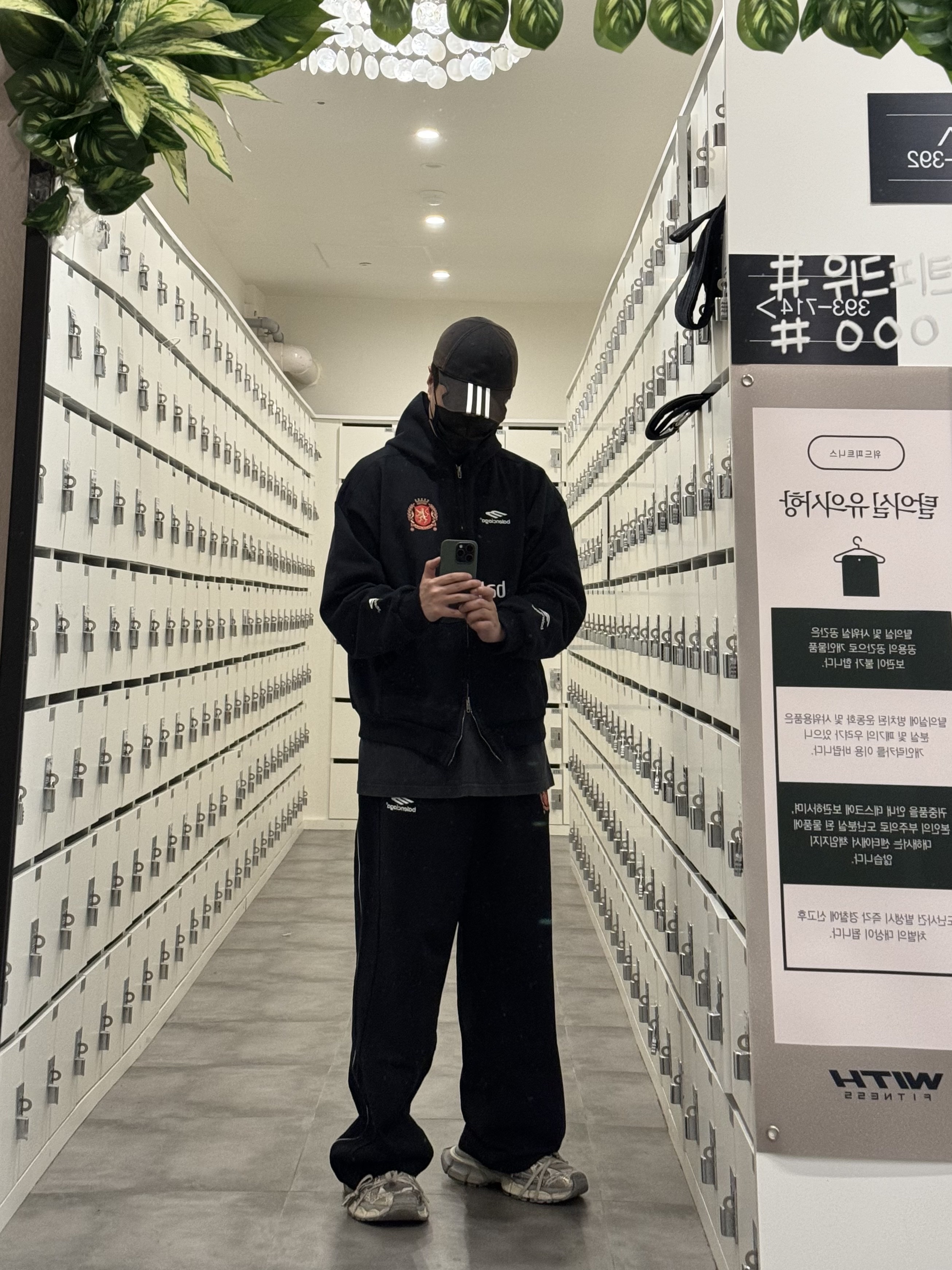 Balenciaga Soccer Series Soccer Baggy Sweatpants Black, Balenciaga Soccer Series Seoul Soccer Zip-Up Medium Fit Hoodie Black 착용 스타일 - 2