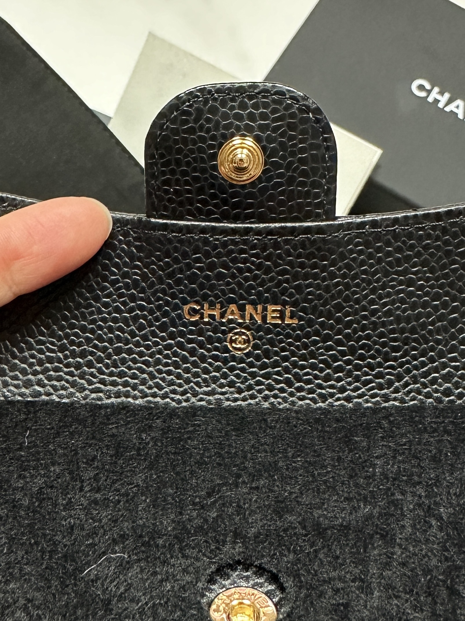Chanel Classic Card Holder Grained Calfskin & Gold Black 착용 스타일 - 1