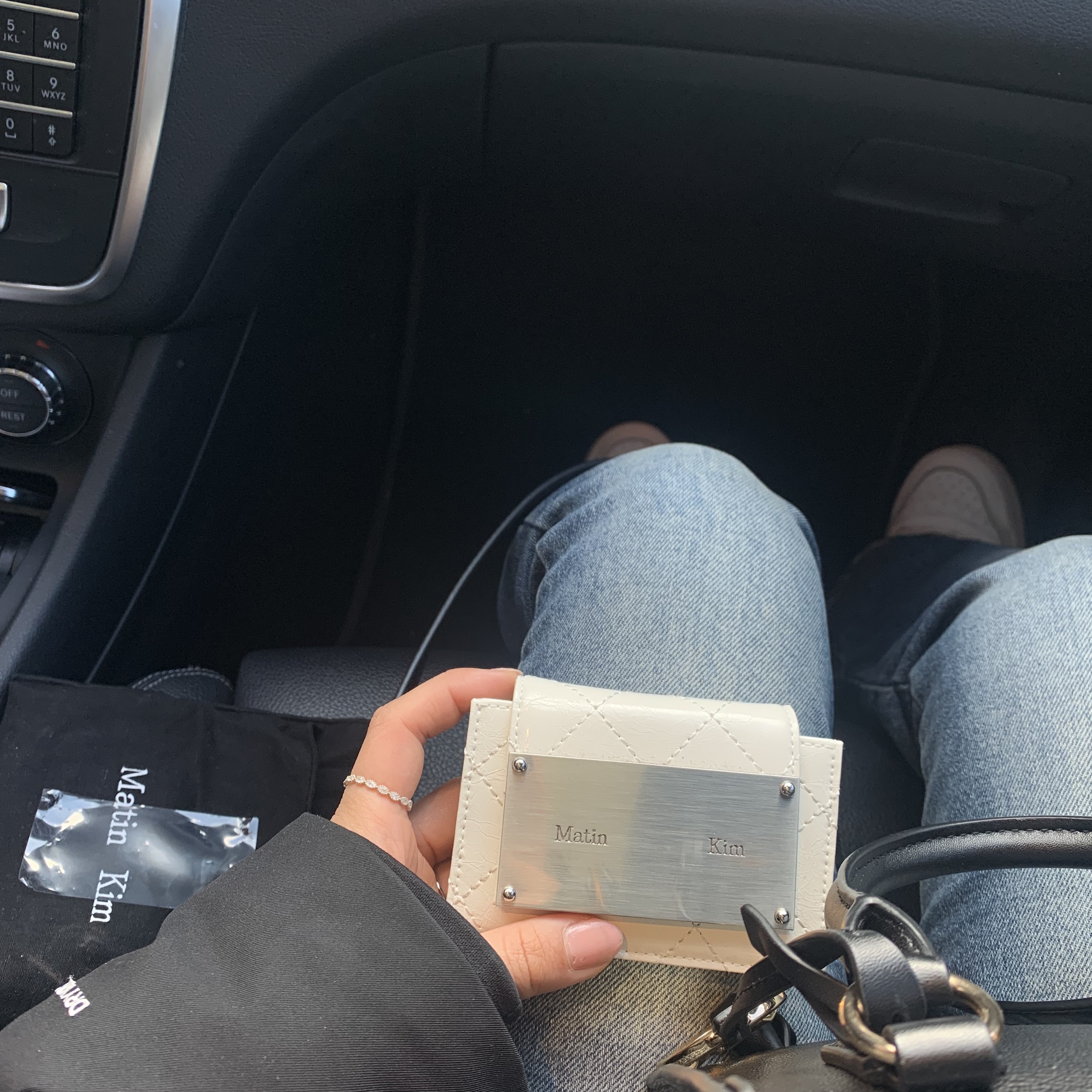Matin Kim Quilting Accordion Wallet White 착용 스타일