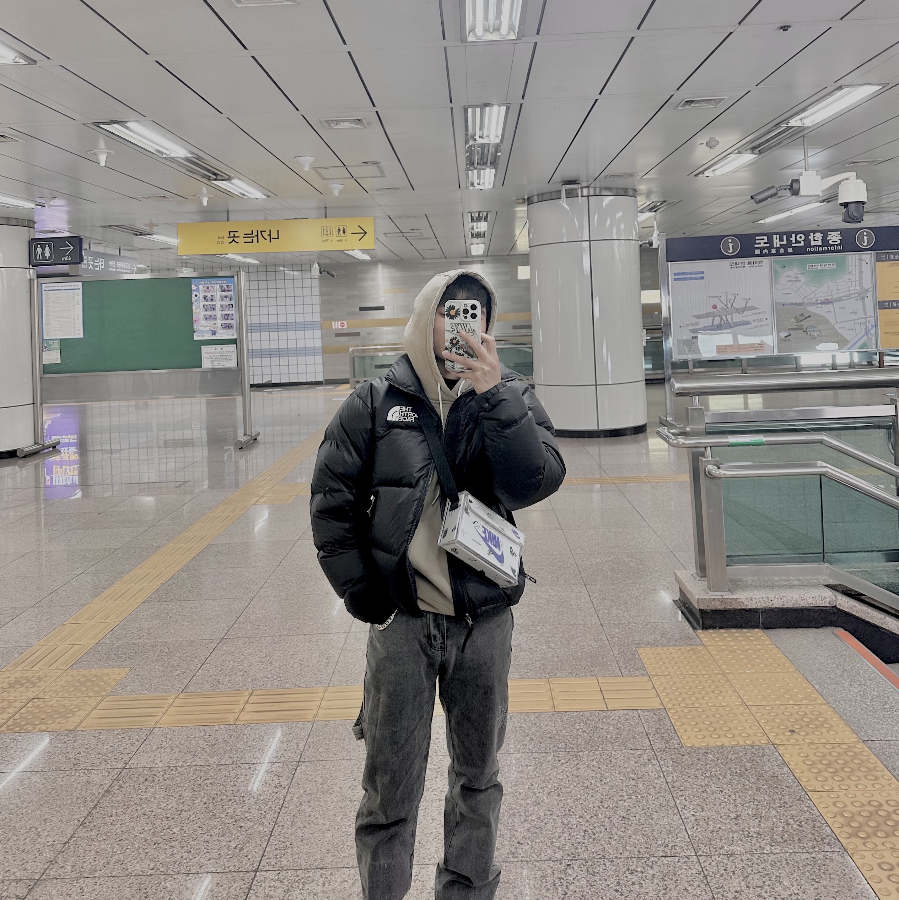 The North Face 1996 Eco Nuptse Jacket Black, (W) Jordan 1 Mid White Black University Blue 착용 스타일
