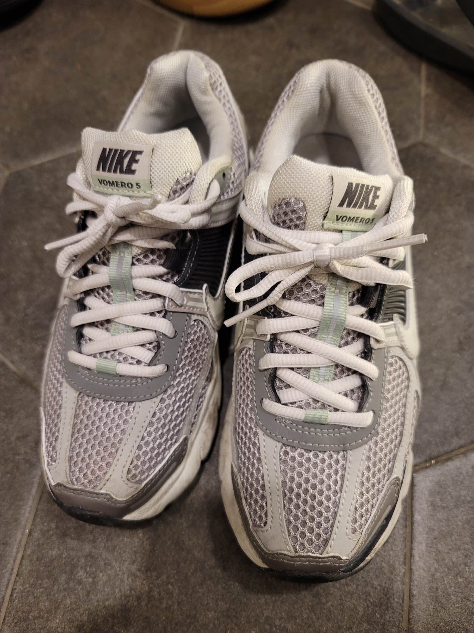 (W) Nike Zoom Vomero 5 Cobblestone and Flat Pewter 착용 스타일