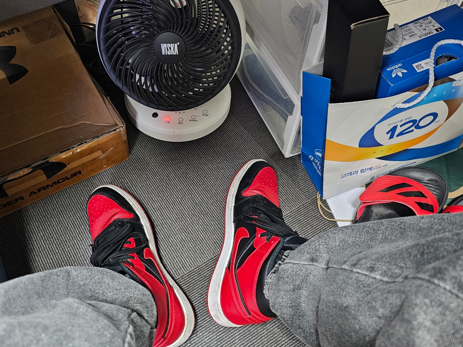 Jordan 1 Mid Bred Banned 2020, Converse x Neighborhood Jack Purcell Ox Motorcycle 착용 스타일