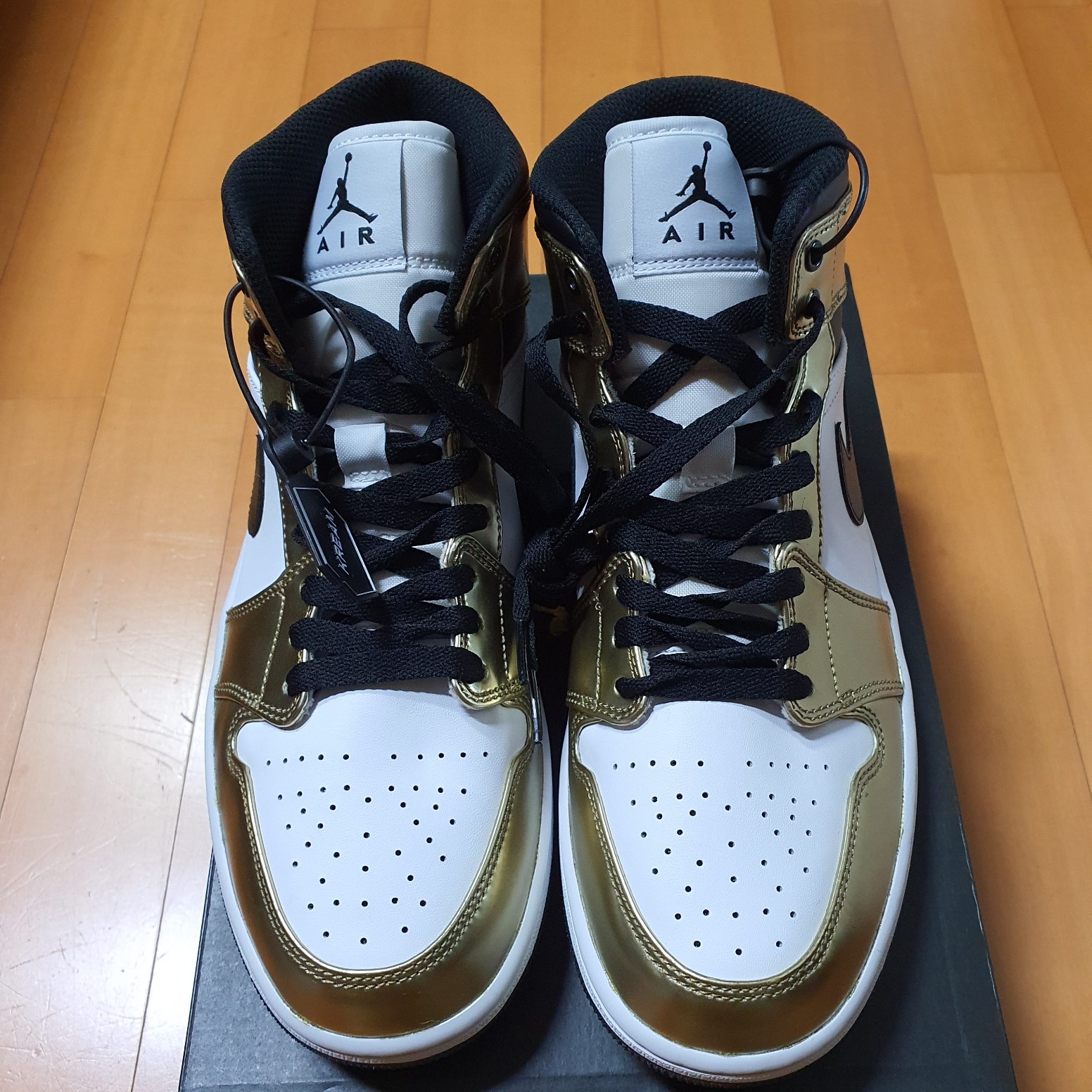 Jordan 1 Mid SE Metallic Gold 착용 스타일