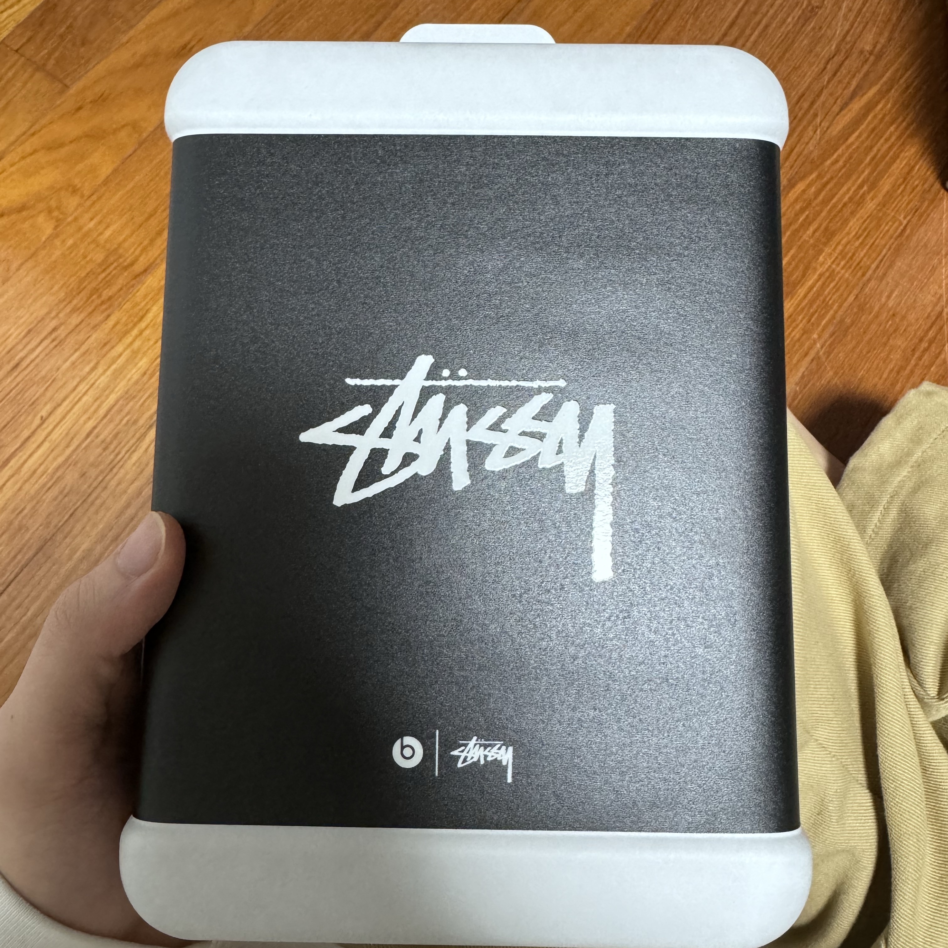 스투시 x 비츠 스튜디오 프로 무선 헤드폰 블랙 (국내 정식 발매 제품) 착용 스타일