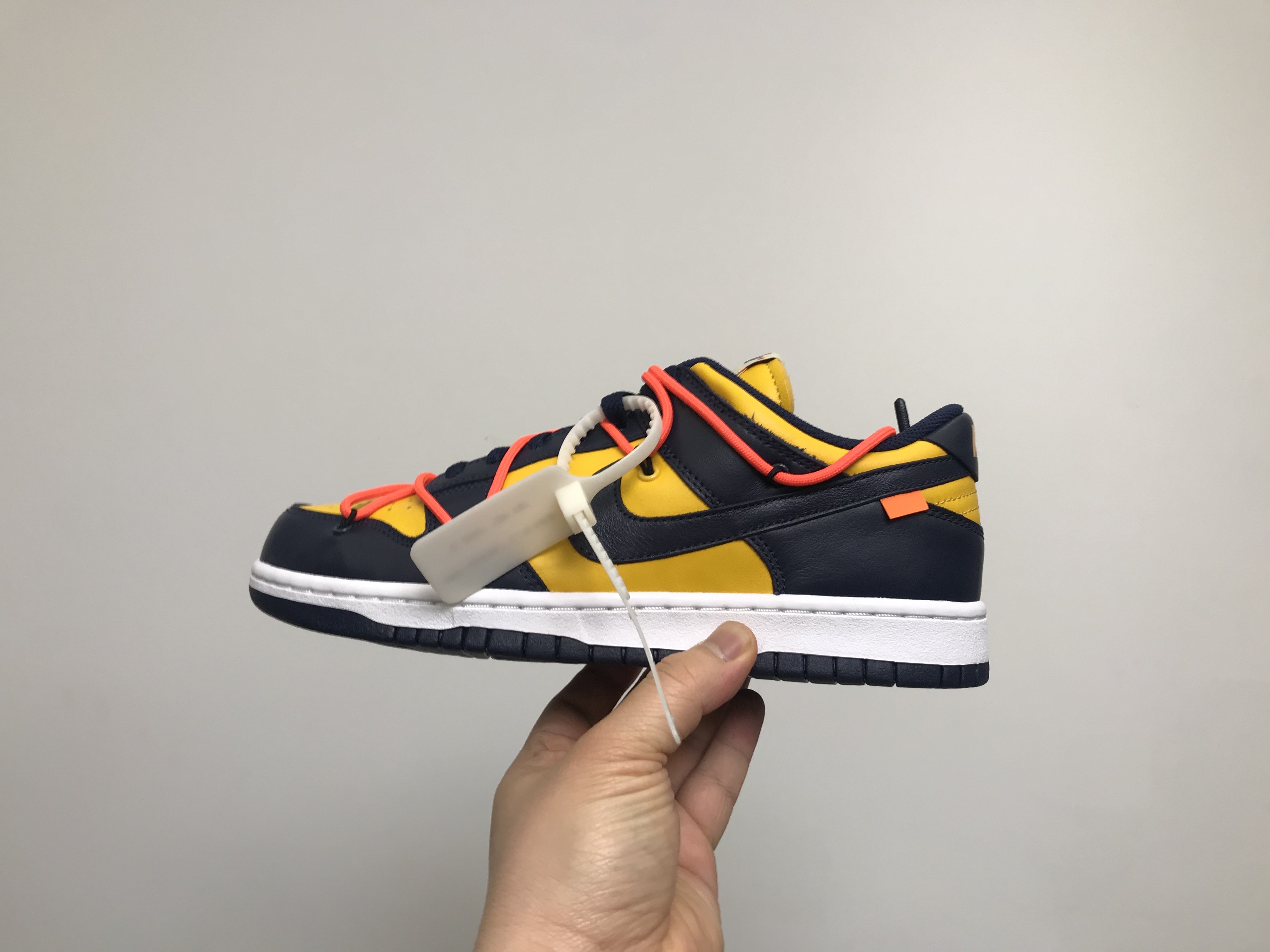 Nike x Off-White Dunk Low University Gold Midnight Navy 착용 스타일 - 1