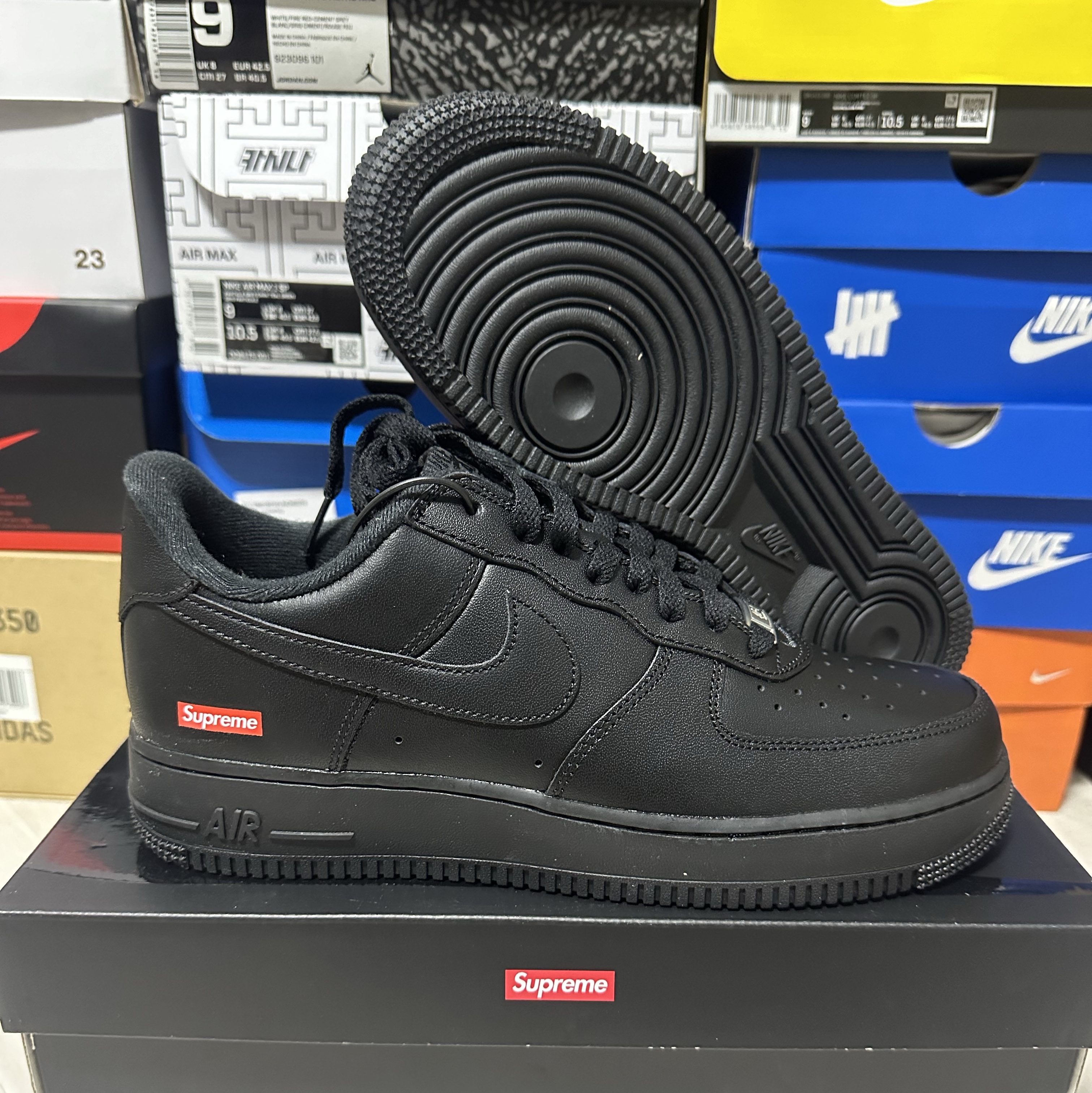 Nike x Supreme Air Force 1 Low White, Nike x Supreme Air Force 1 Low Black 착용 스타일 - 2