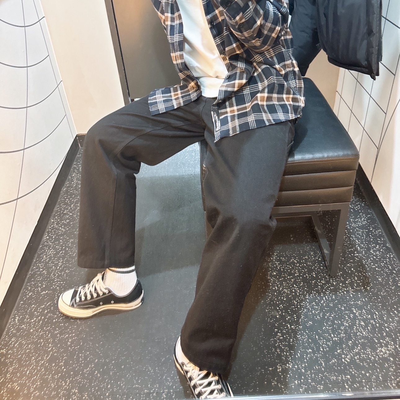 Converse Chuck 70 Ox Black - Standard, Carhartt WIP Smith Denim Single Knee Pants Black Stone Washed 착용 스타일 - 2
