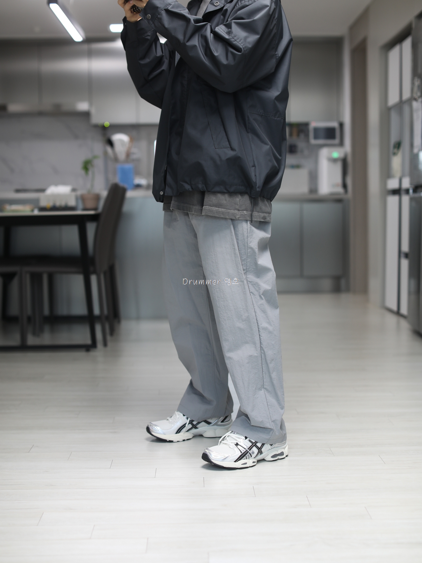 Asics Gel-Nimbus 9 Cream Black 착용 스타일 - 2