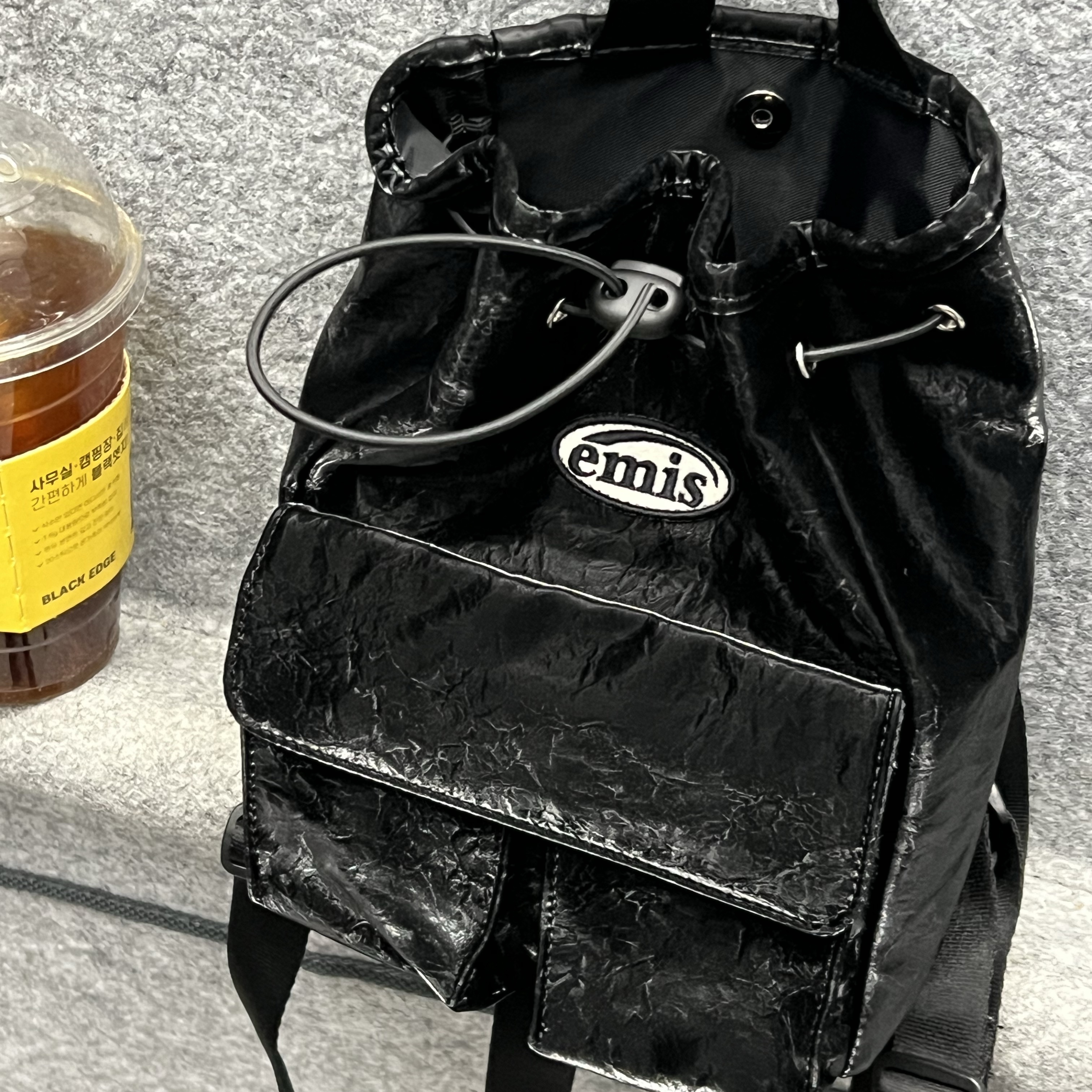 Emis Mini Wappen Pocket Backpack Black 착용 스타일 - 1