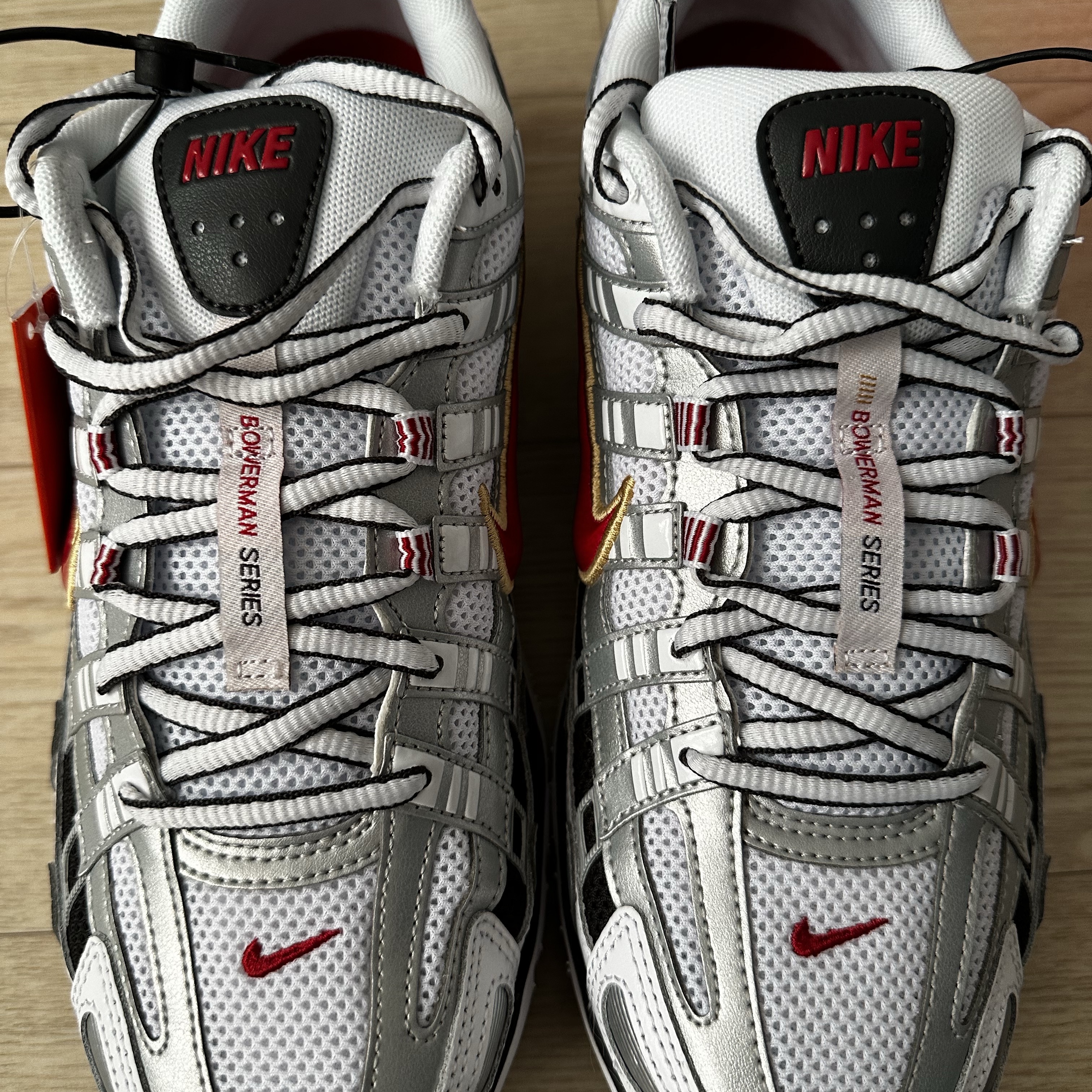 (W) Nike P-6000 Metallic Silver Red 착용 스타일 - 1