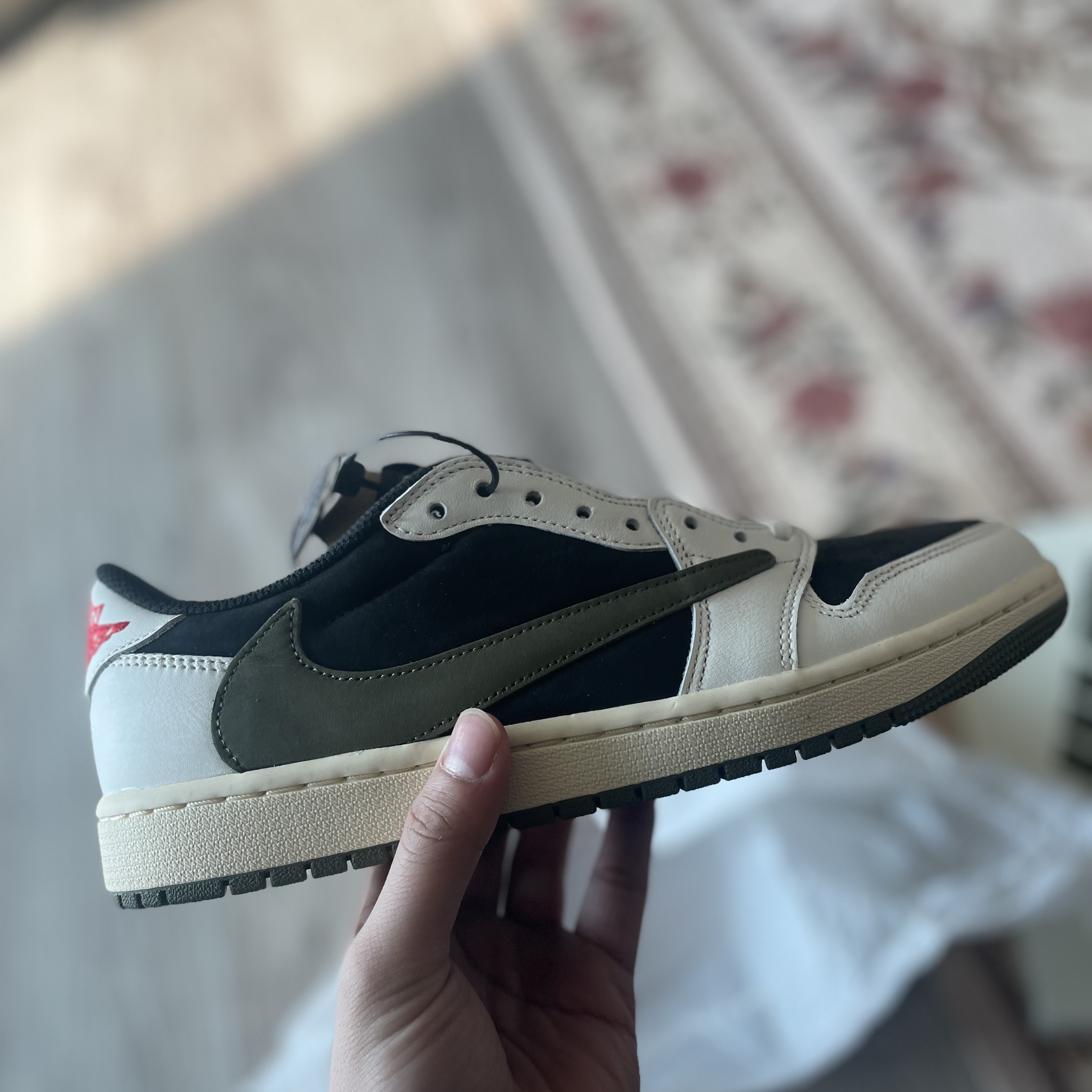 (W) Jordan 1 x Travis Scott Retro Low OG SP Medium Olive, Jordan 1 x Travis Scott Retro High OG SP Mocha 착용 스타일 - 1