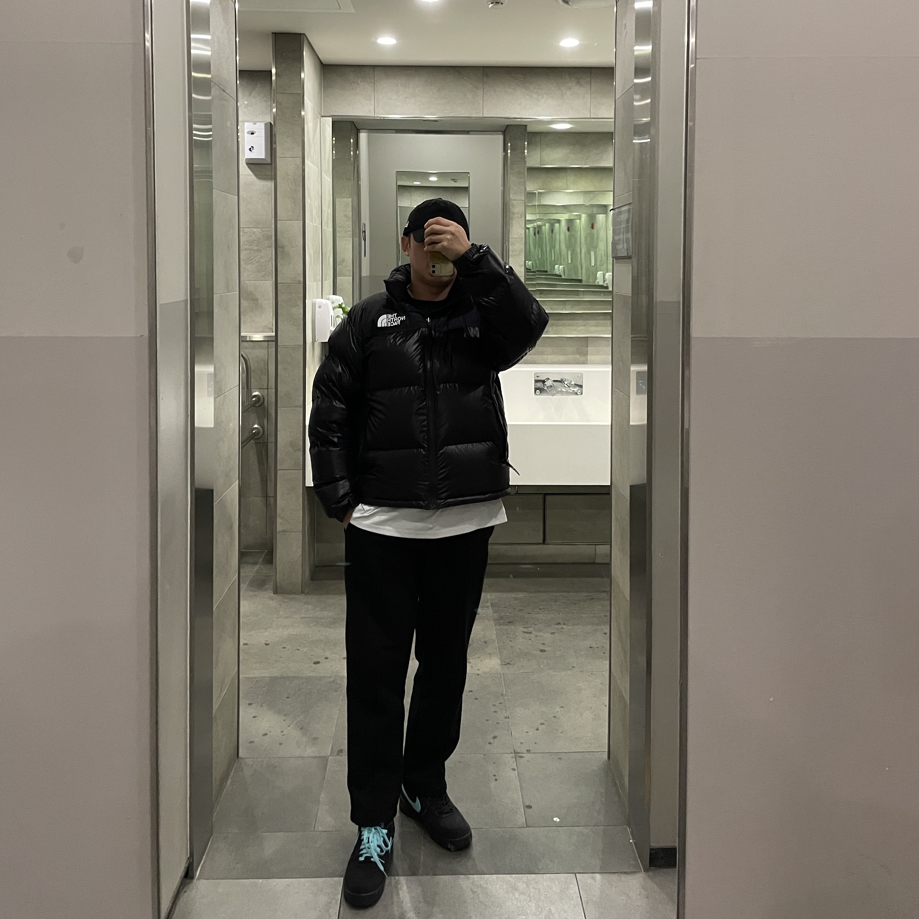 The North Face 1996 Eco Nuptse Jacket Real Black, Darkr8m Studio x New Era Unstructured Ball Cap Black 착용 스타일