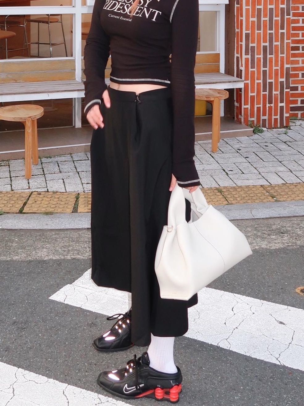 Nike x Martine Rose Shox MR4 Black 착용 스타일 - 3