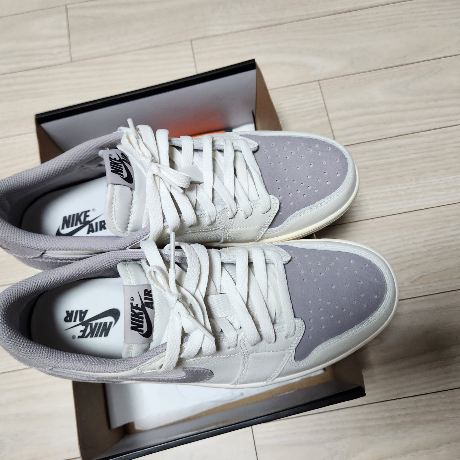 Jordan 1 Retro Low OG Atmosphere Grey 착용 스타일 - 1