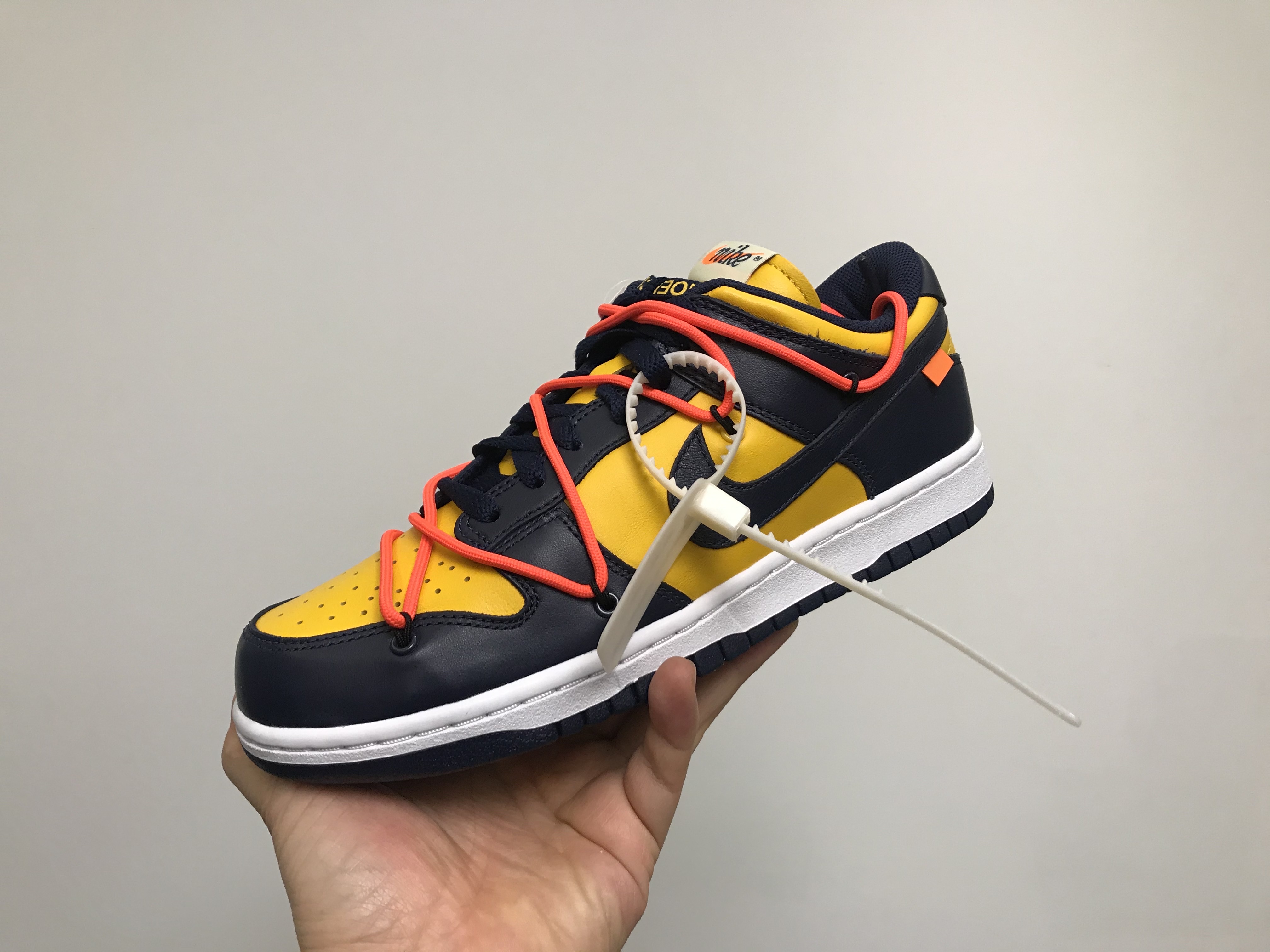 Nike x Off-White Dunk Low University Gold Midnight Navy 착용 스타일 - 3