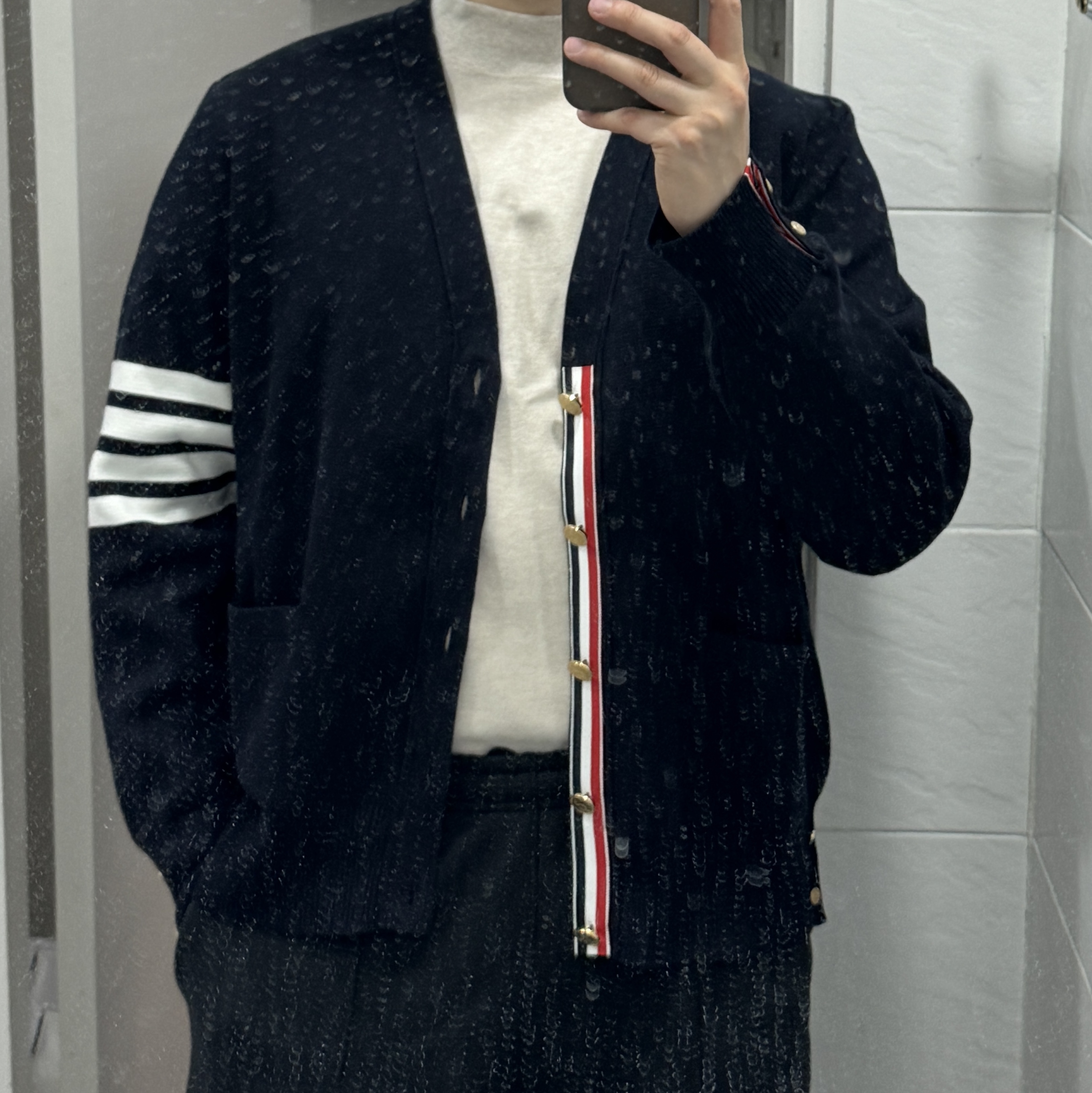 Thom Browne Milano Stitch 4-Bar Cardigan Navy 착용 스타일 - 3