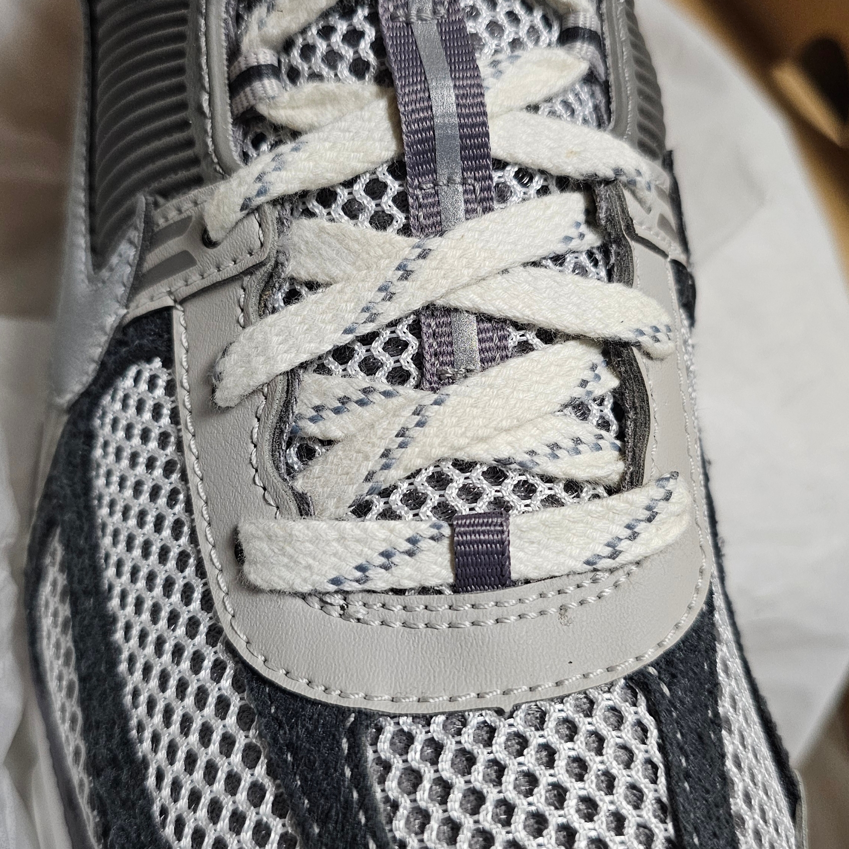 Nike Zoom Vomero 5 PRM Light Iron Ore and Flat Fewter 착용 스타일