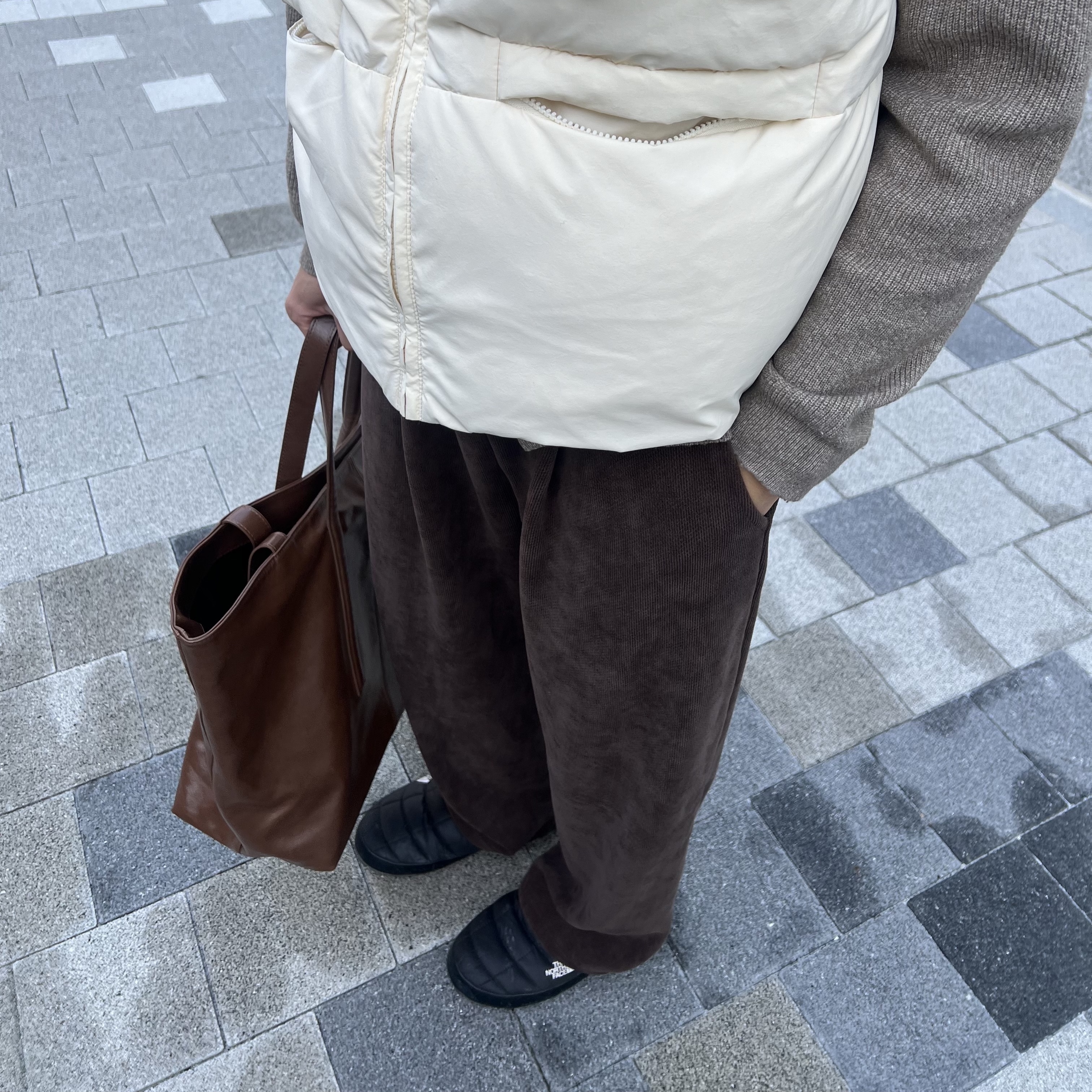 The North Face Nuptse Mule Black 착용 스타일 - 5