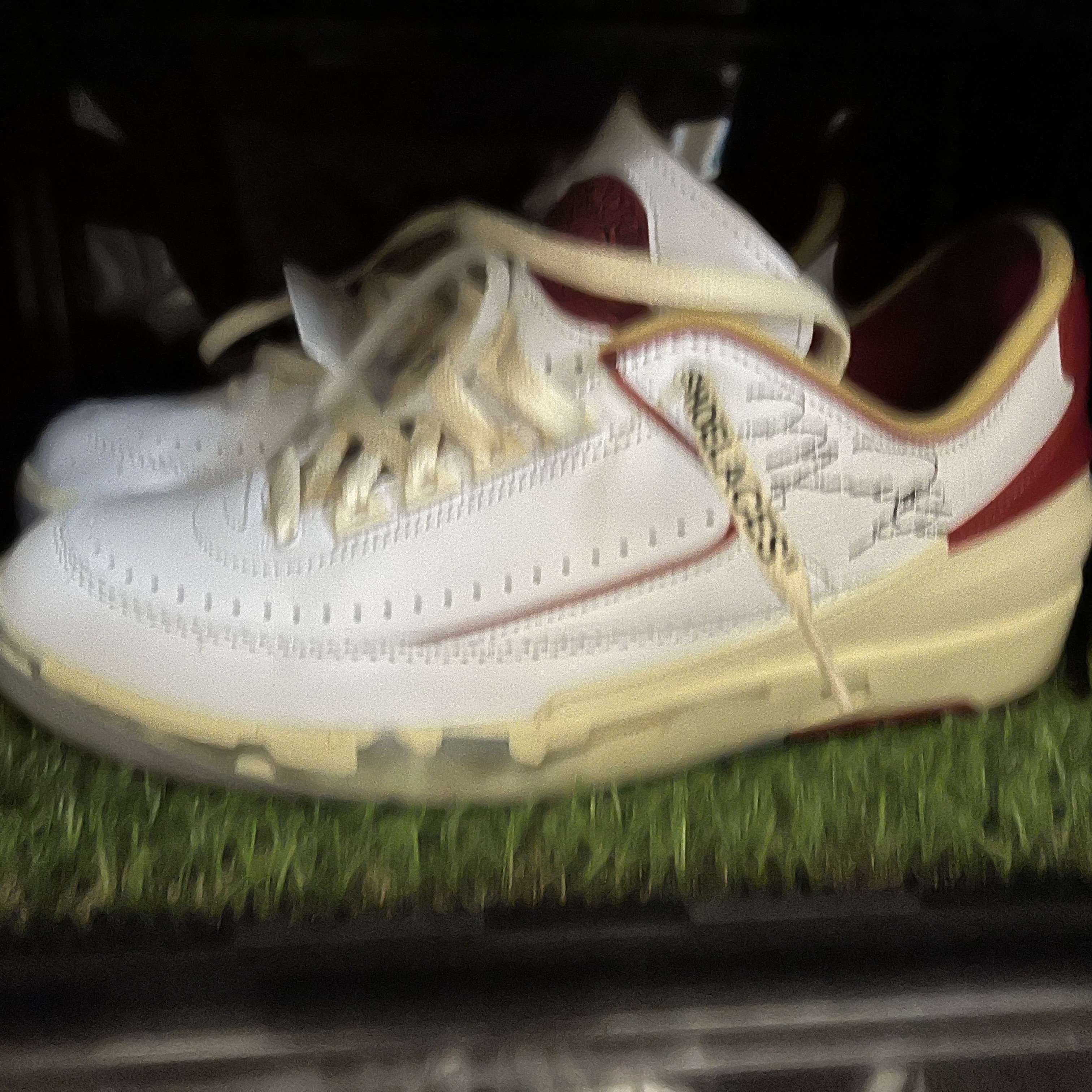 Jordan 2 x Off-White Retro Low SP White and Varsity Red 착용 스타일