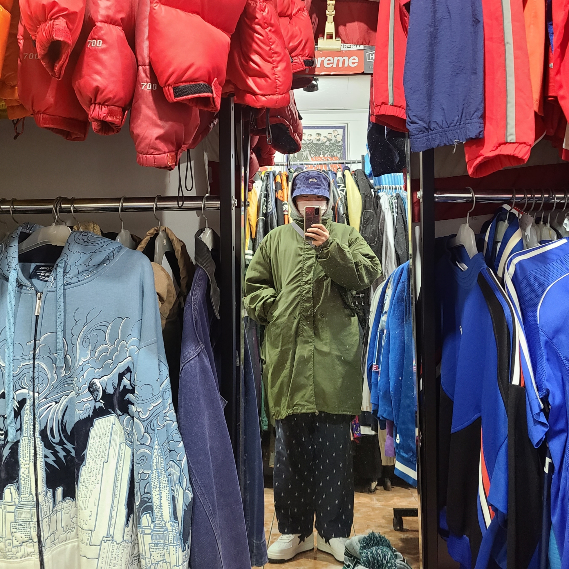 BAPE x JJJJound Bape Sta Low White Navy, Stussy Washed Stock Bucket Hat Dark Royal 착용 스타일