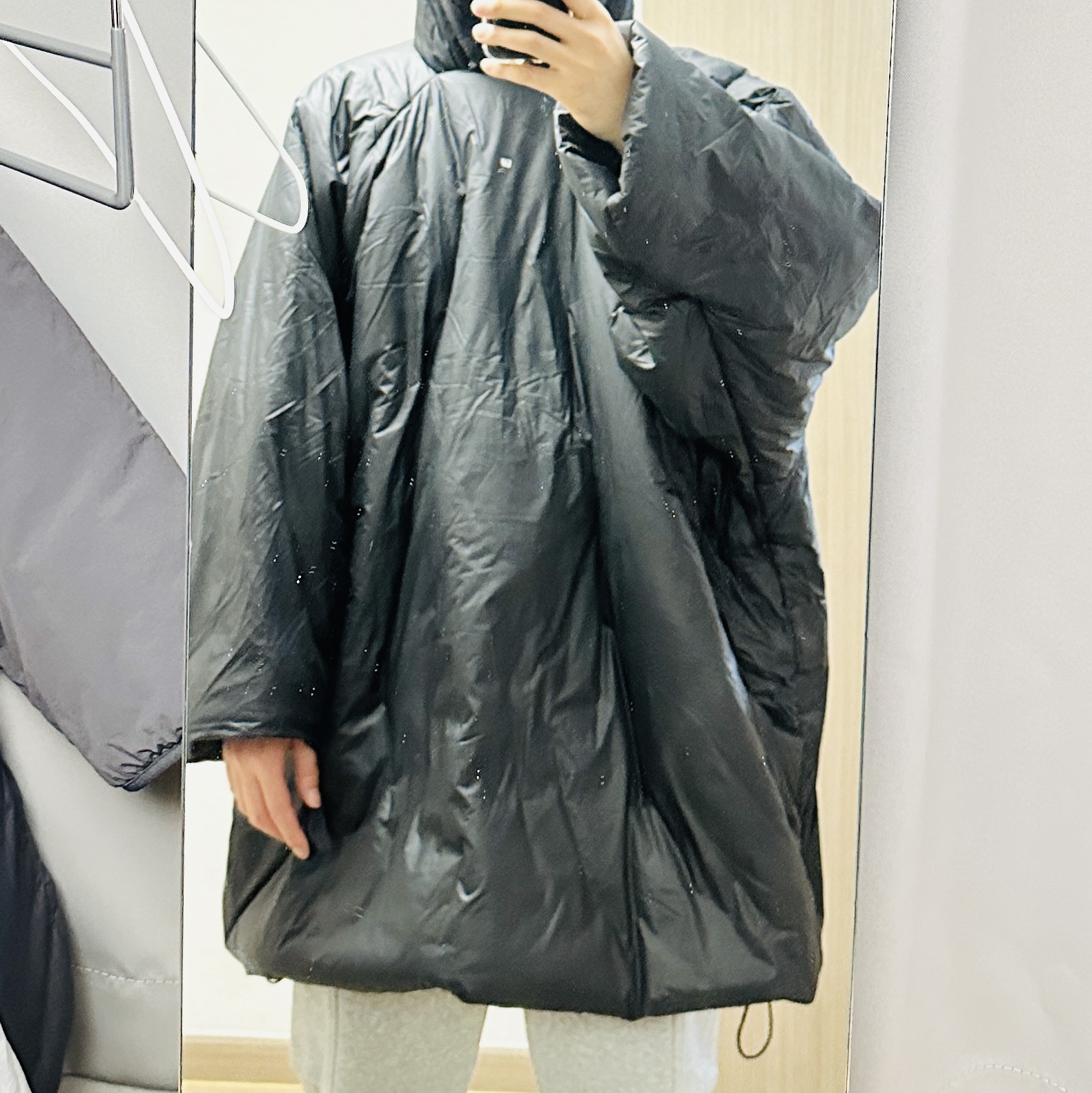 Yeezy Gap Engineered By Balenciaga T-Cut Puffer Parka Black 착용 스타일 - 1