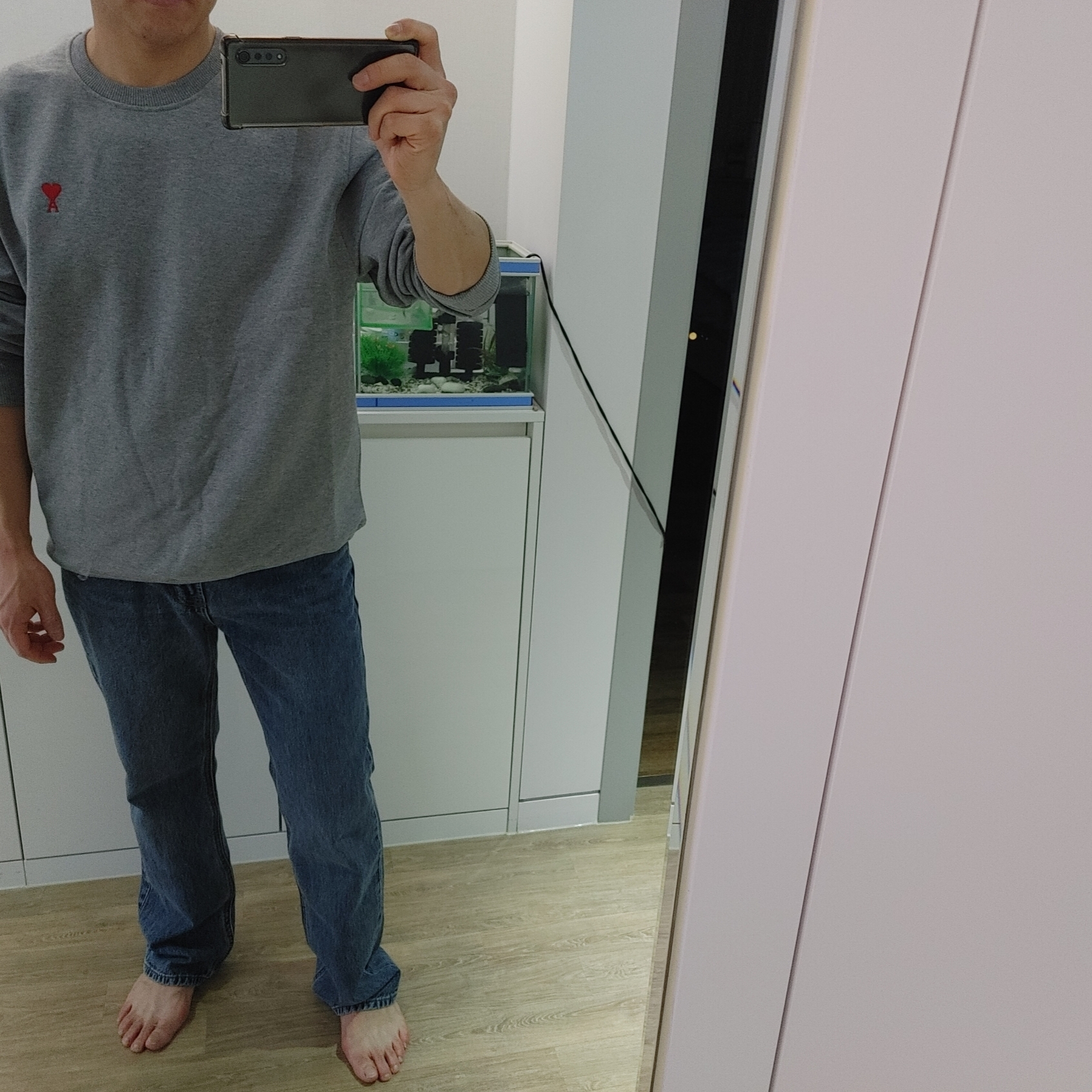 아미 스몰 하트 로고 스웨트셔츠 헤더 그레이 착용 스타일