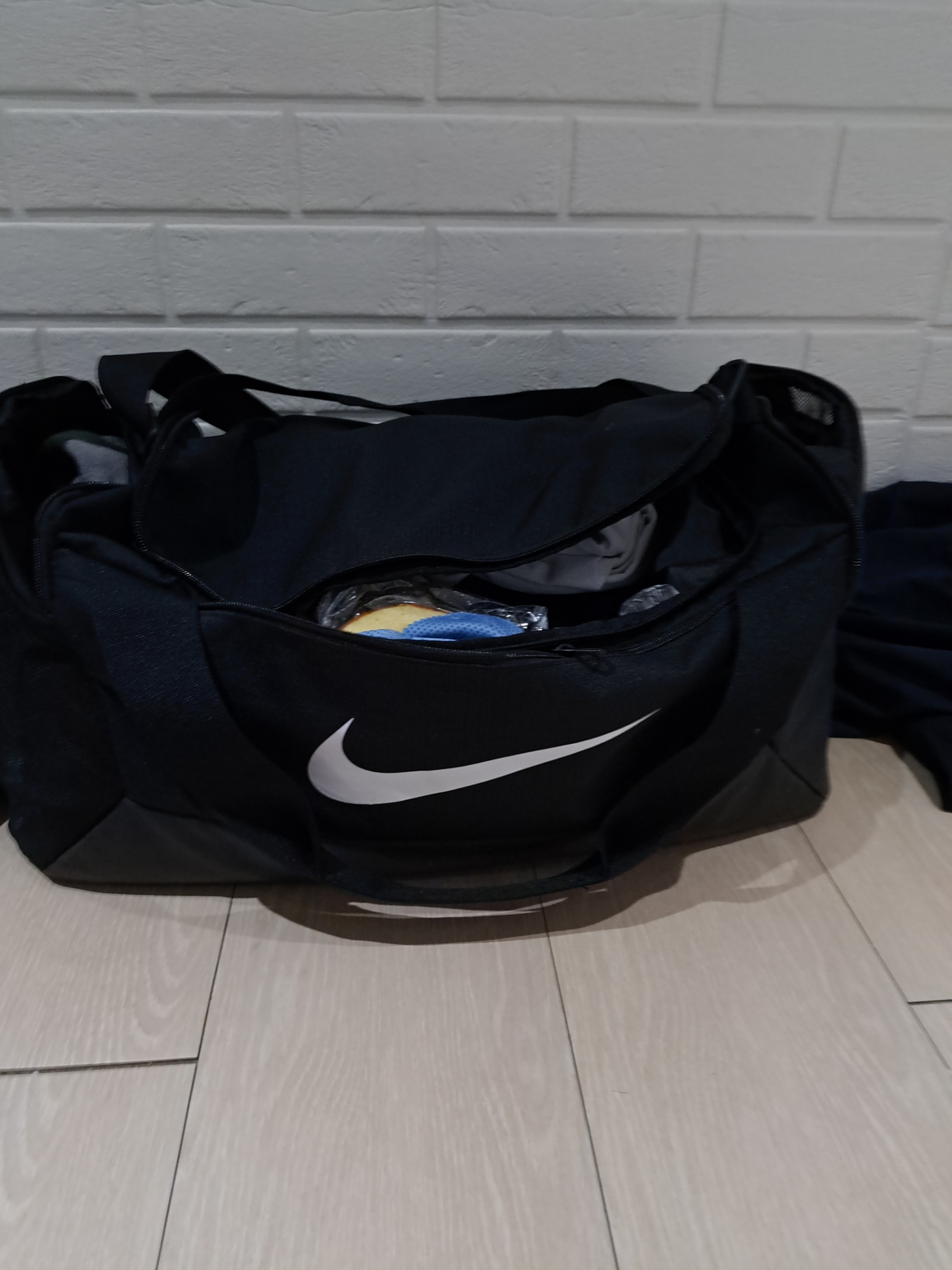 Nike Brasilia 9.5 Training Duffle Bag Small 41L Black 착용 스타일 - 2