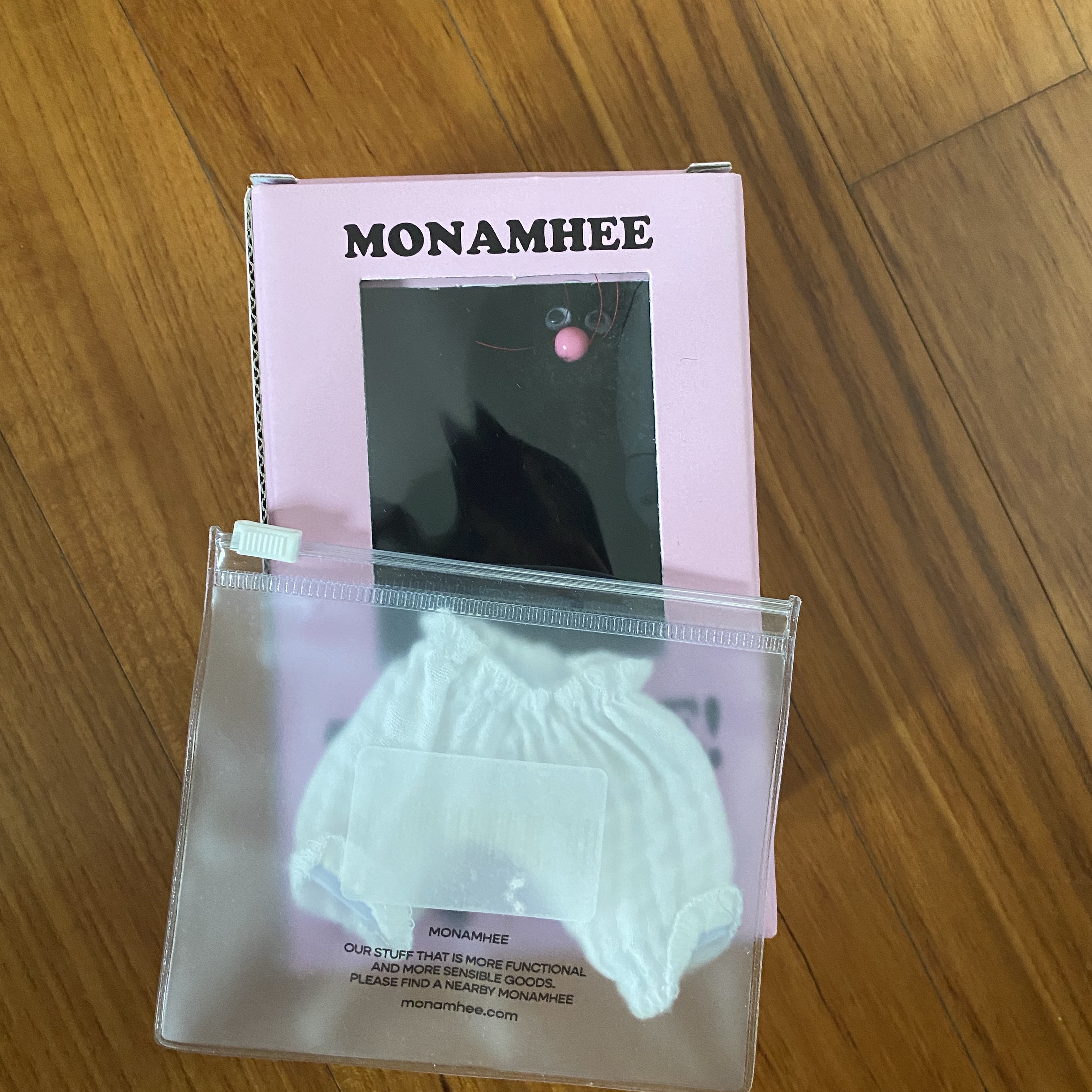 모남희 블핑이 키링 하얀 빤쭈 블랙 착용 스타일