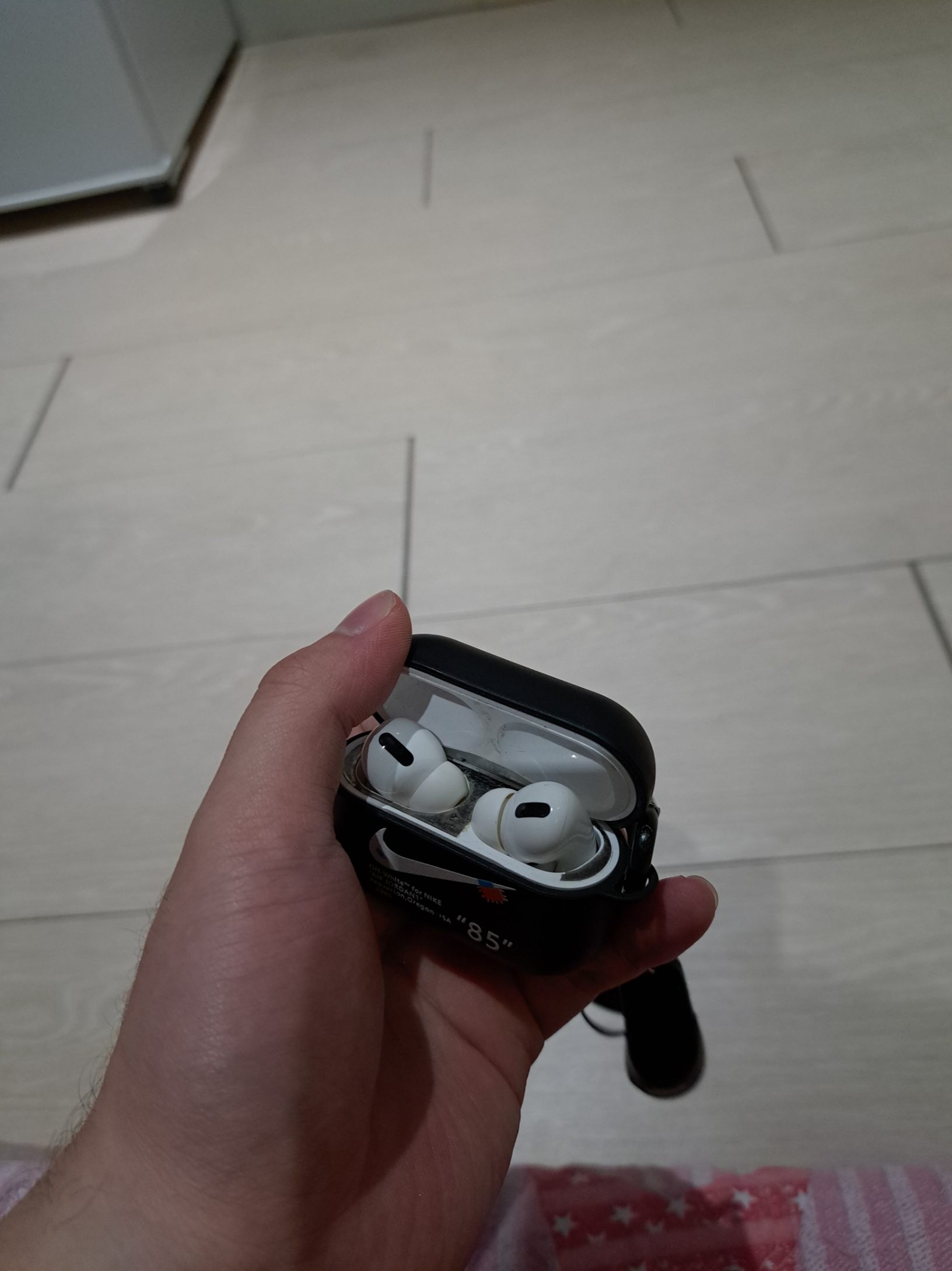 Apple AirPods Pro with MagSafe Charging Case (Korean Ver.) 착용 스타일 - 1
